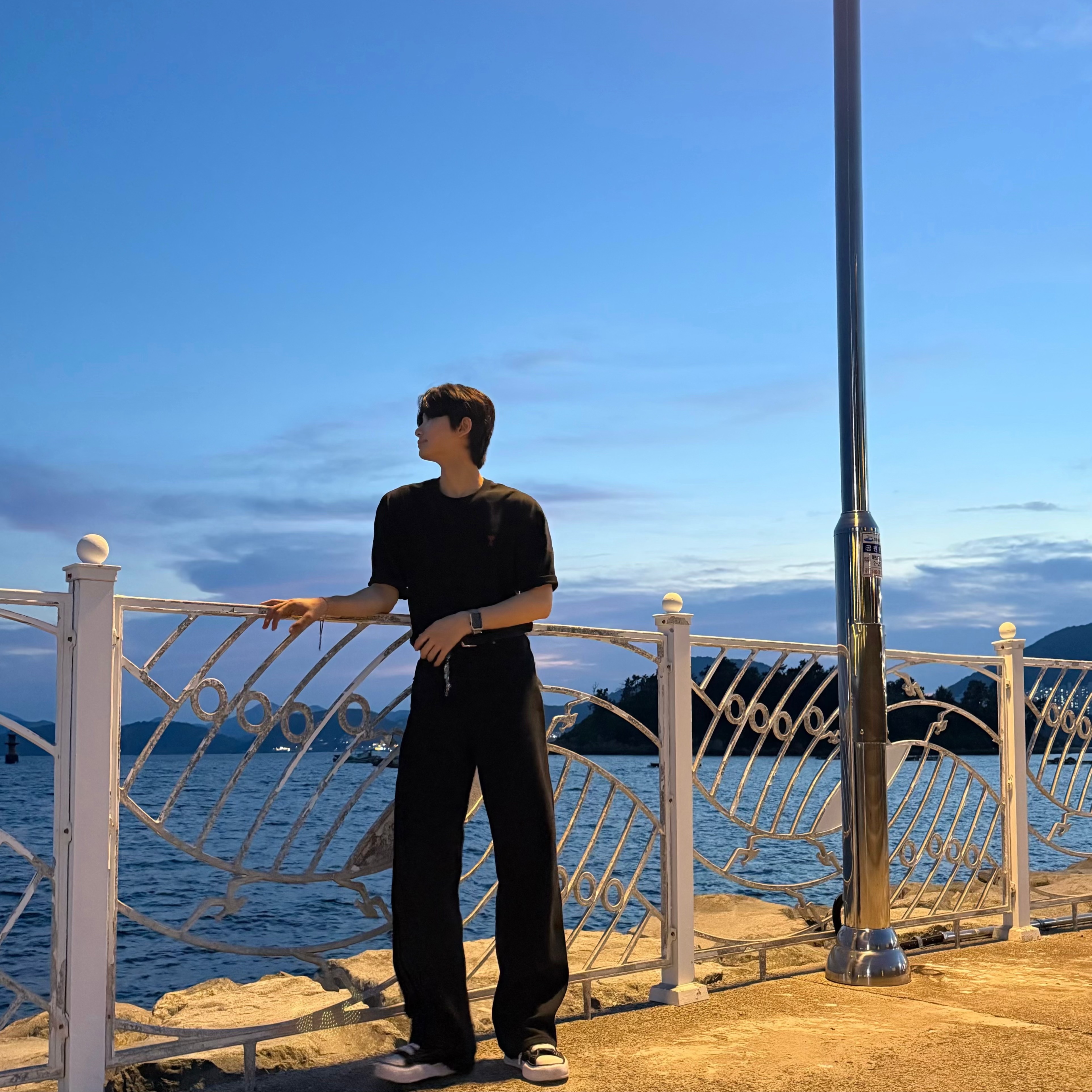 Maison Mihara Yasuhiro Peterson OG Sole Canvas Low Sneakers Black, AMI de Coeur T-Shirt Black 착용 스타일 - 2