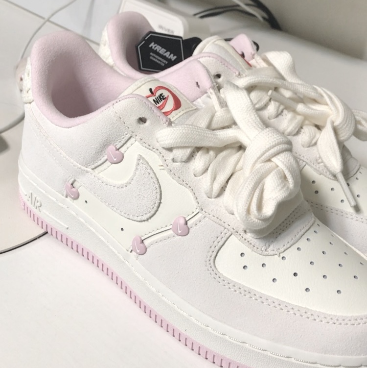 (W) Nike Air Force 1 Low Valentine's Day Sail Pink Foam 착용 스타일 - 1