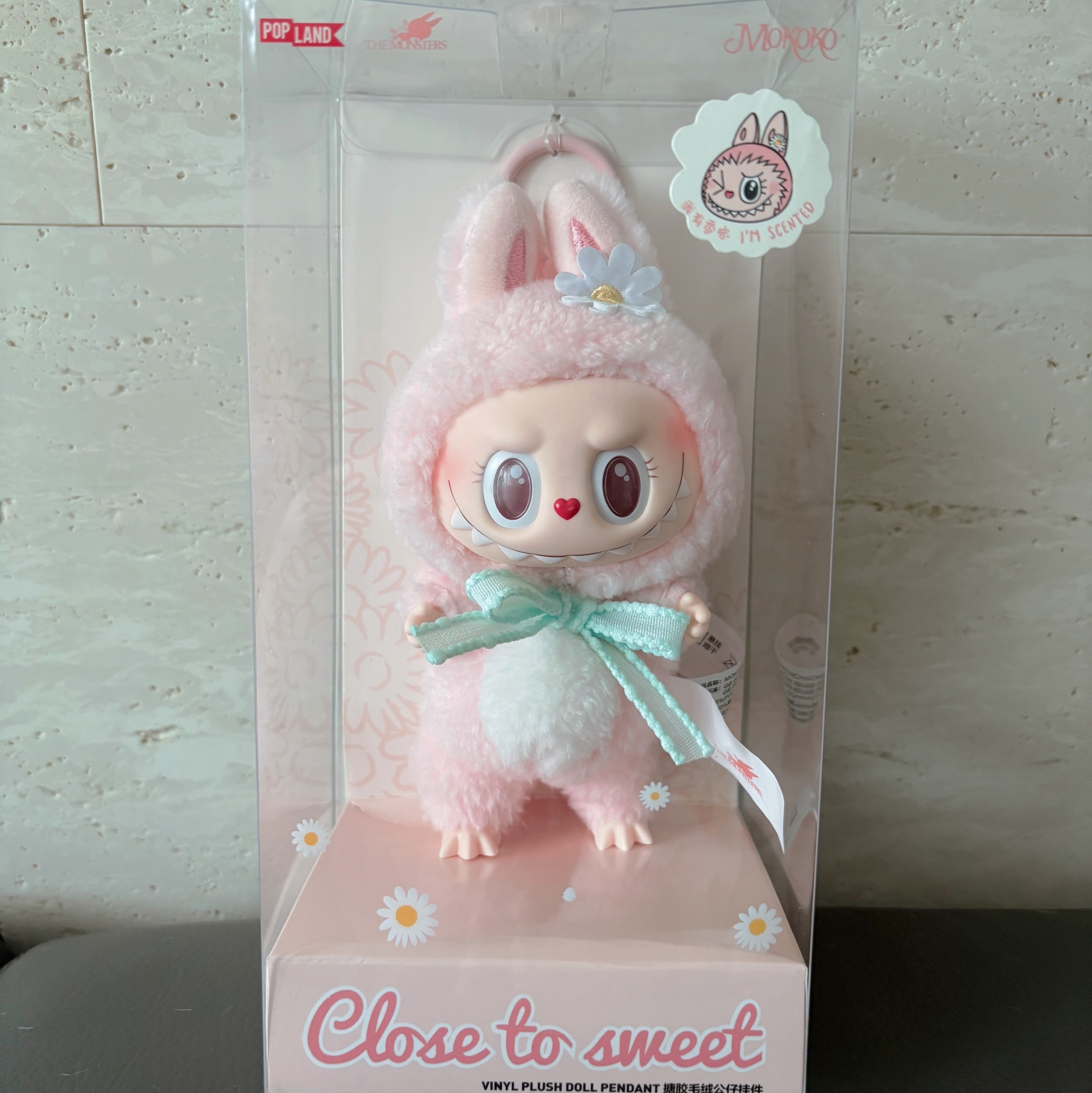 Pop Mart Labubu Mokoko Close to Sweet Vinyl Plush Pendant 착용 스타일 - 1