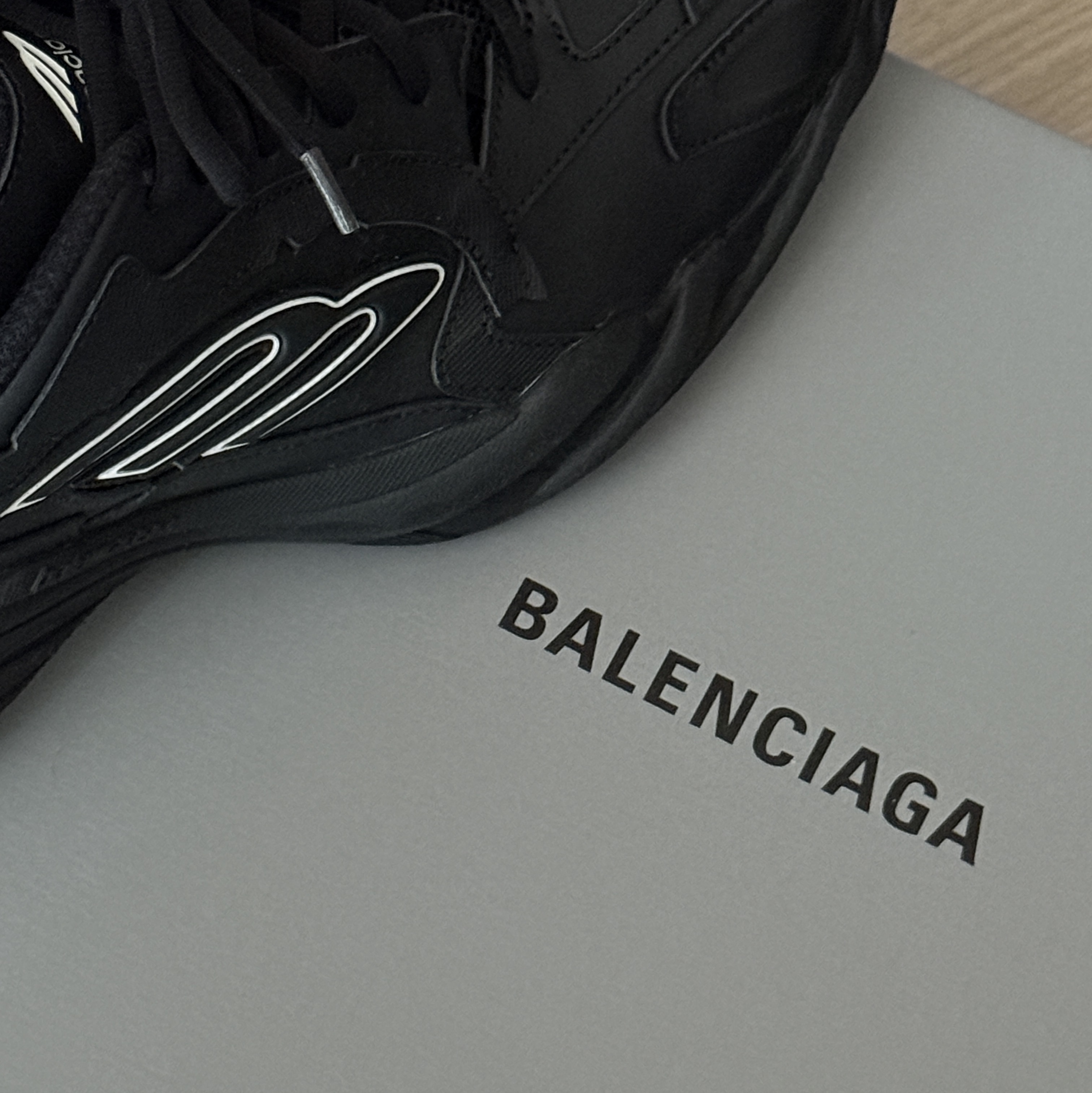 Balenciaga Monday Shoe Black 착용 스타일 - 2