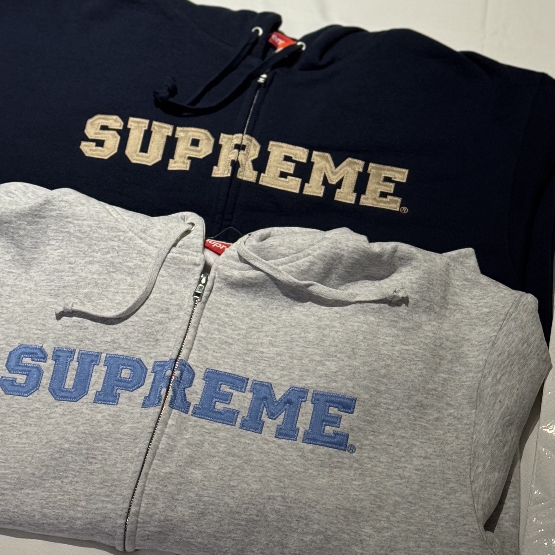 Supreme Collegiate Applique Zip Up Hooded Sweatshirt Ash Grey - 25FW, Supreme Collegiate Applique Zip Up Hooded Sweatshirt Navy - 25FW 착용 스타일