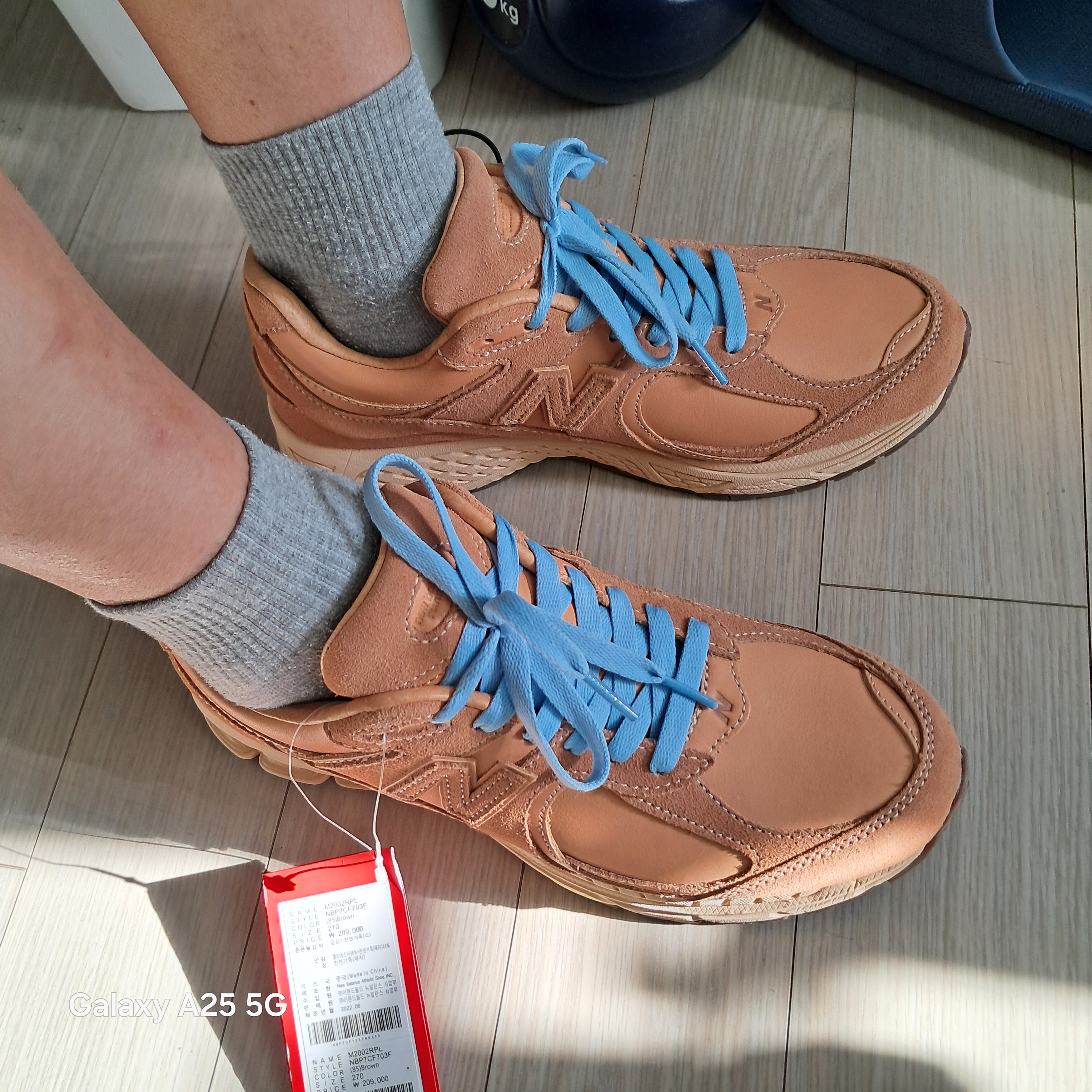 New Balance 2002R Premium Leather Pack Toast 착용 스타일 - 1