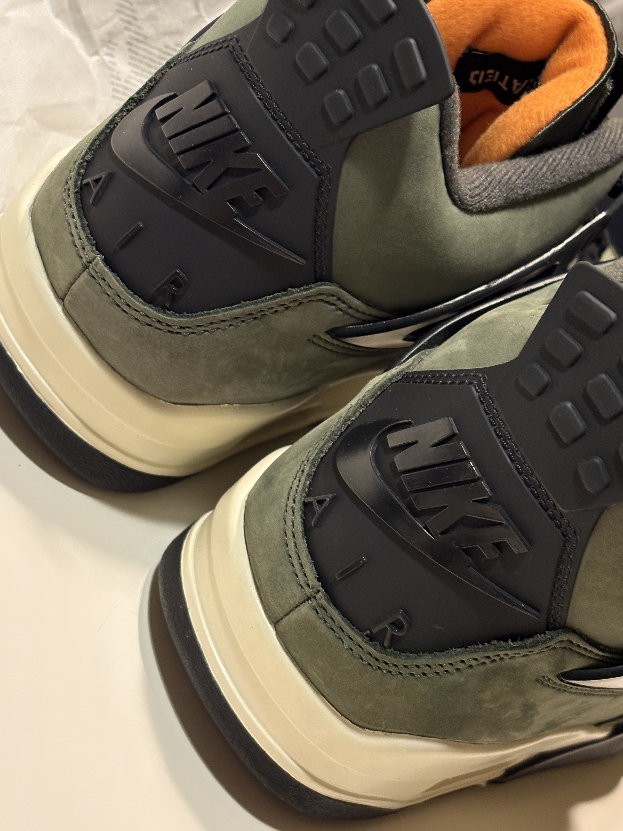 Jordan 4 x Undefeated Retro OG SP Deep Green and Clementine 착용 스타일 - 2