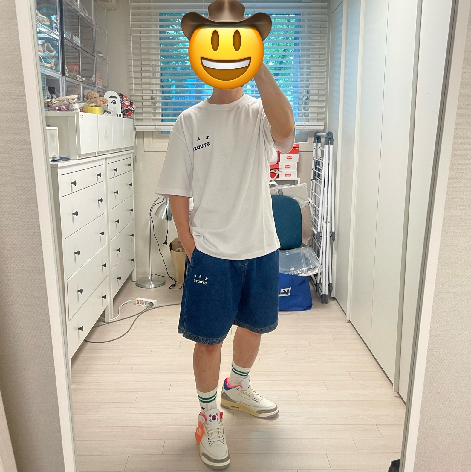 IAB Studio T-Shirt White Navy, IAB Studio Denim Shorts Deep Blue 착용 스타일 - 1