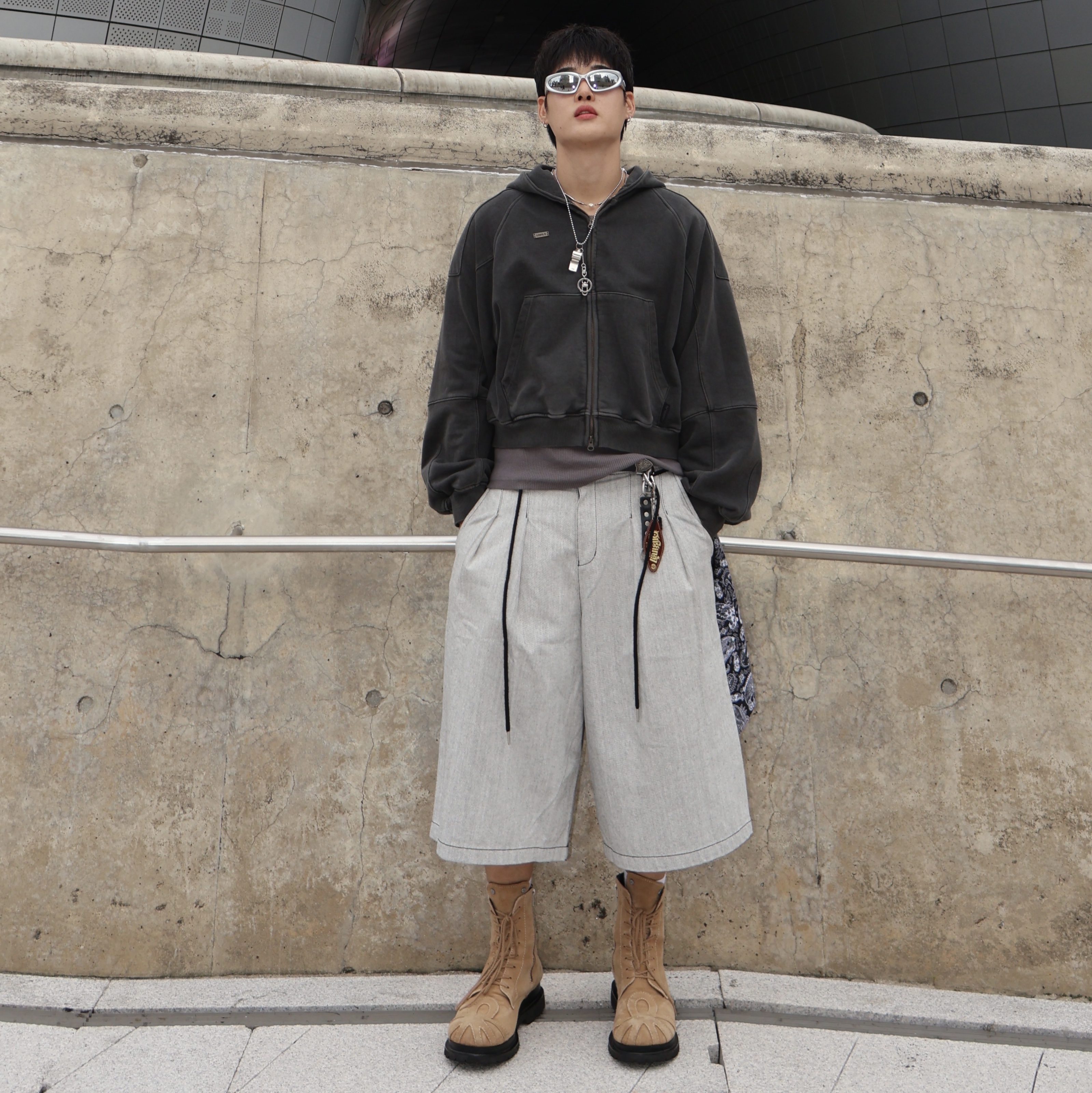 Balenciaga Swift Oval Sunglasses Silver 착용 스타일 - 2