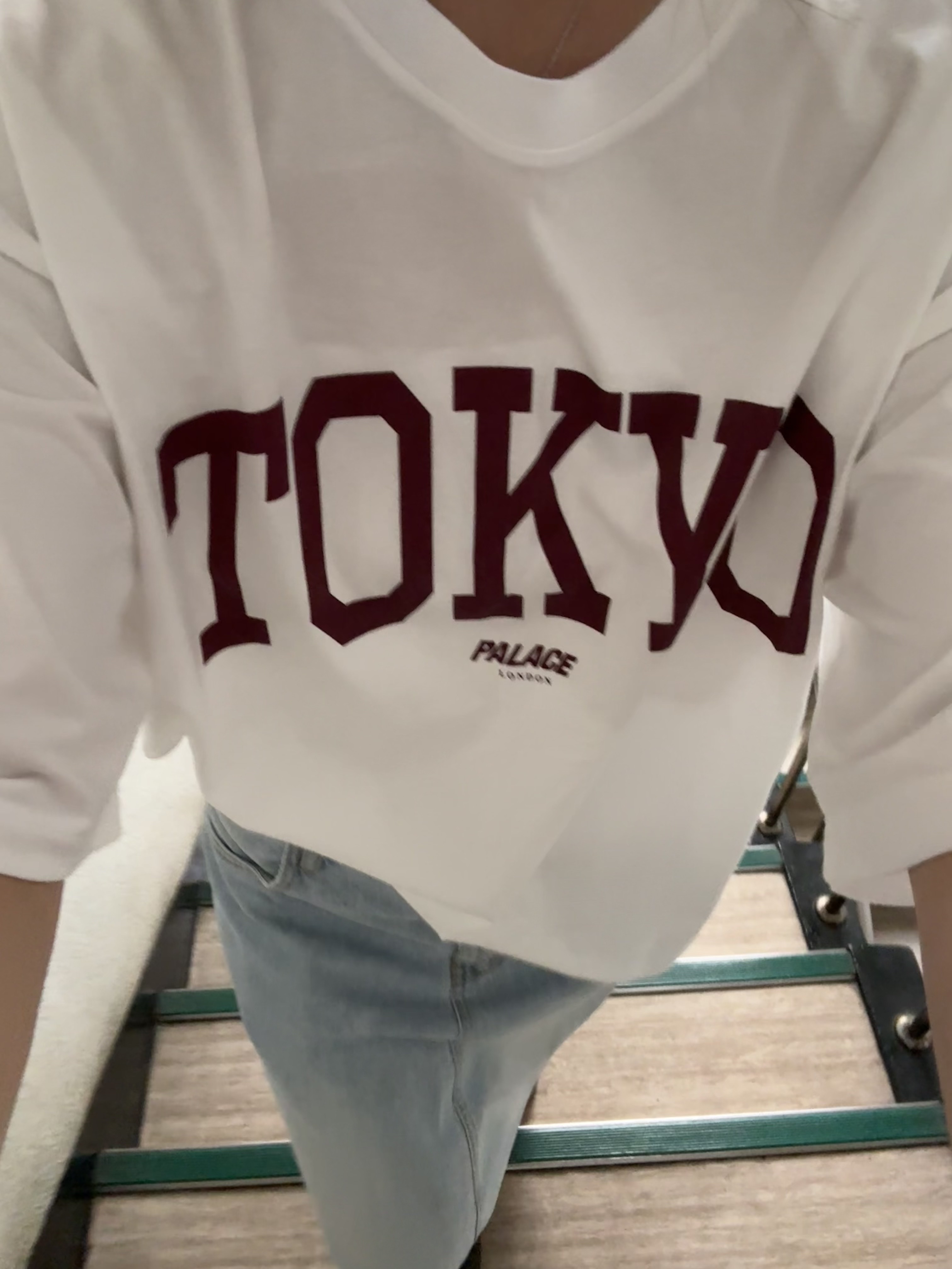 Palace x Champion Shop T-Shirt Tokyo White - 24FW 착용 스타일 - 3