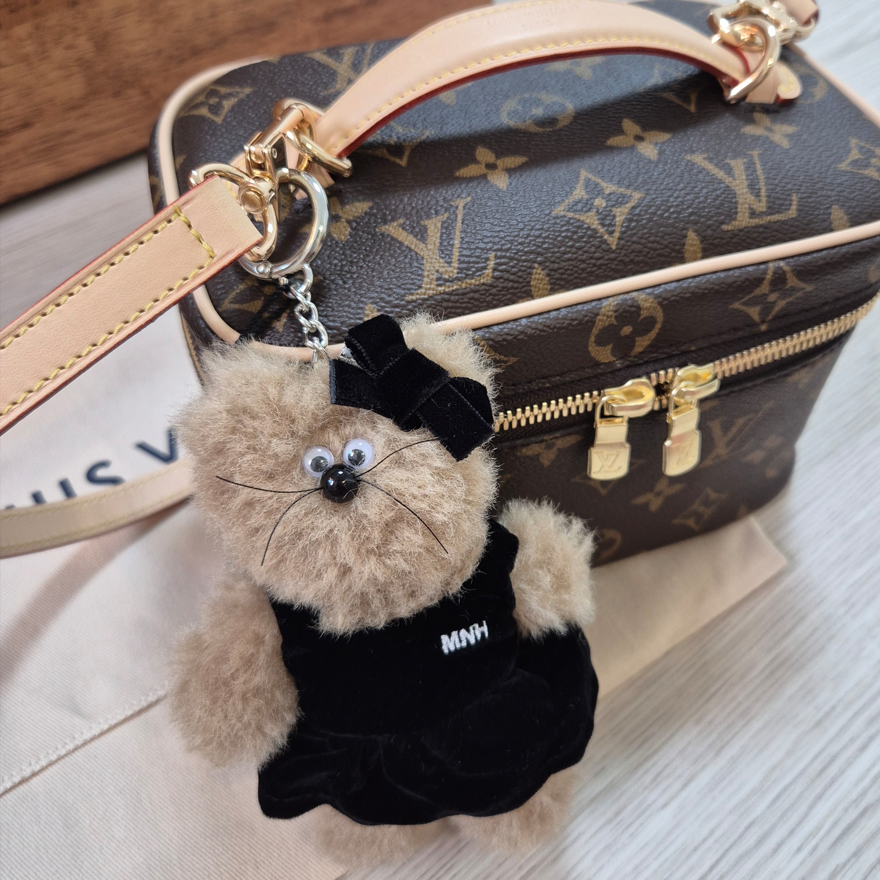 Monamhee M.N.H Friends Bebe Keyring, Louis Vuitton Nice Mini Toiletry Pouch Monogram 착용 스타일