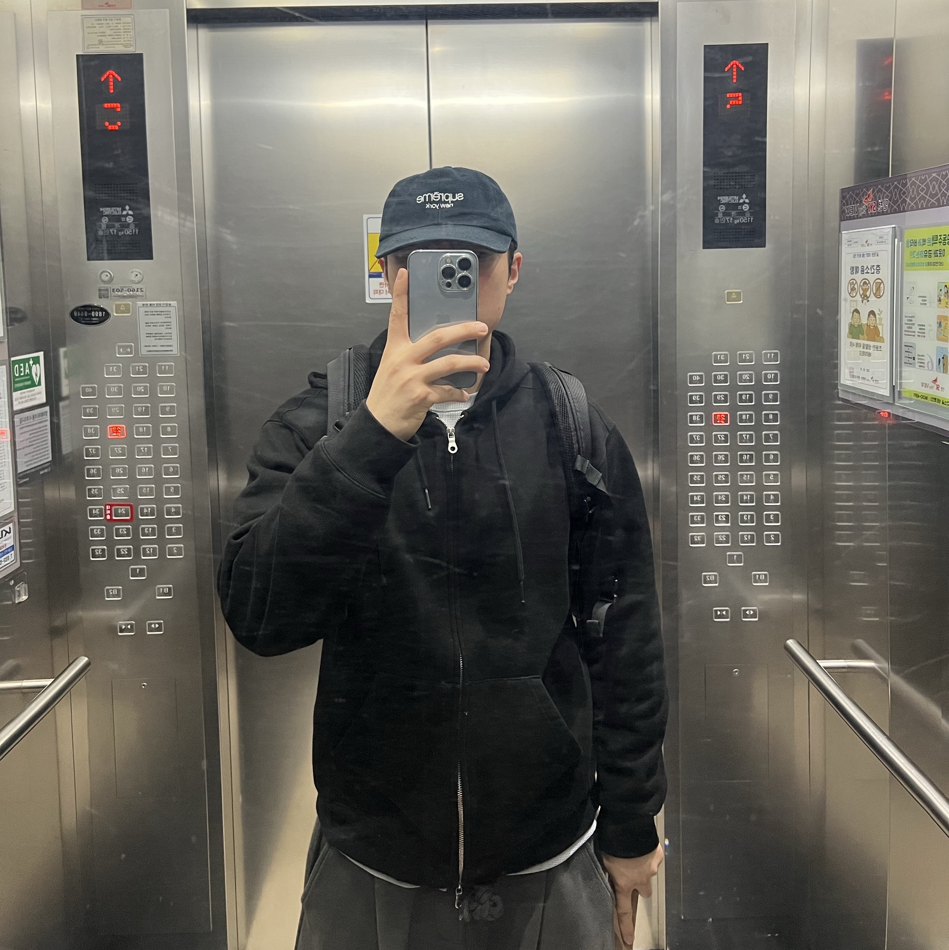 Supreme Backpack Black - 22SS 착용 스타일