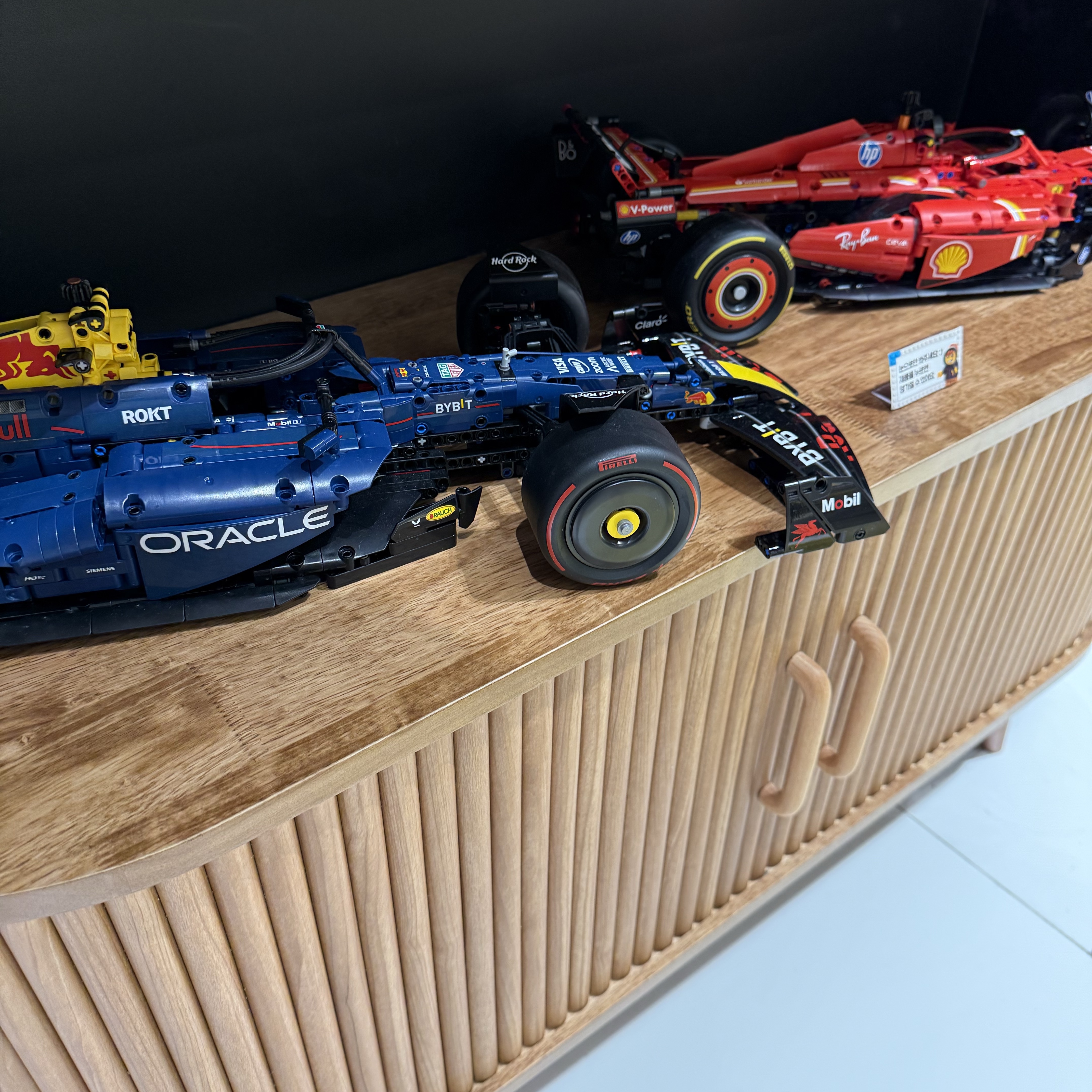 Lego Technic Oracle Red Bull Racing RB20 F1 Car, Lego Ferrari SF-24 F1 Car 착용 스타일 - 3
