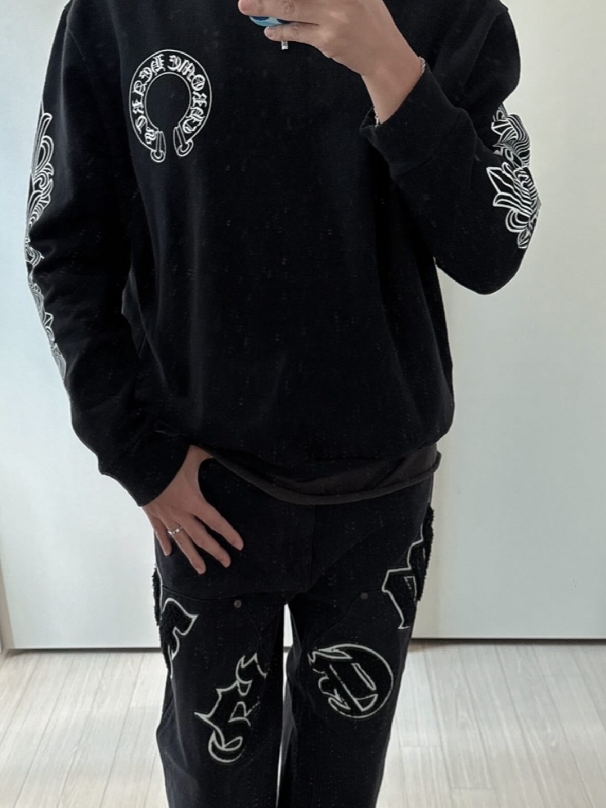 Supreme Old English Canvas Double Knee Painter Pant Black - 25SS, Chrome Hearts Horseshoe Logo Sweatshirt Black 착용 스타일