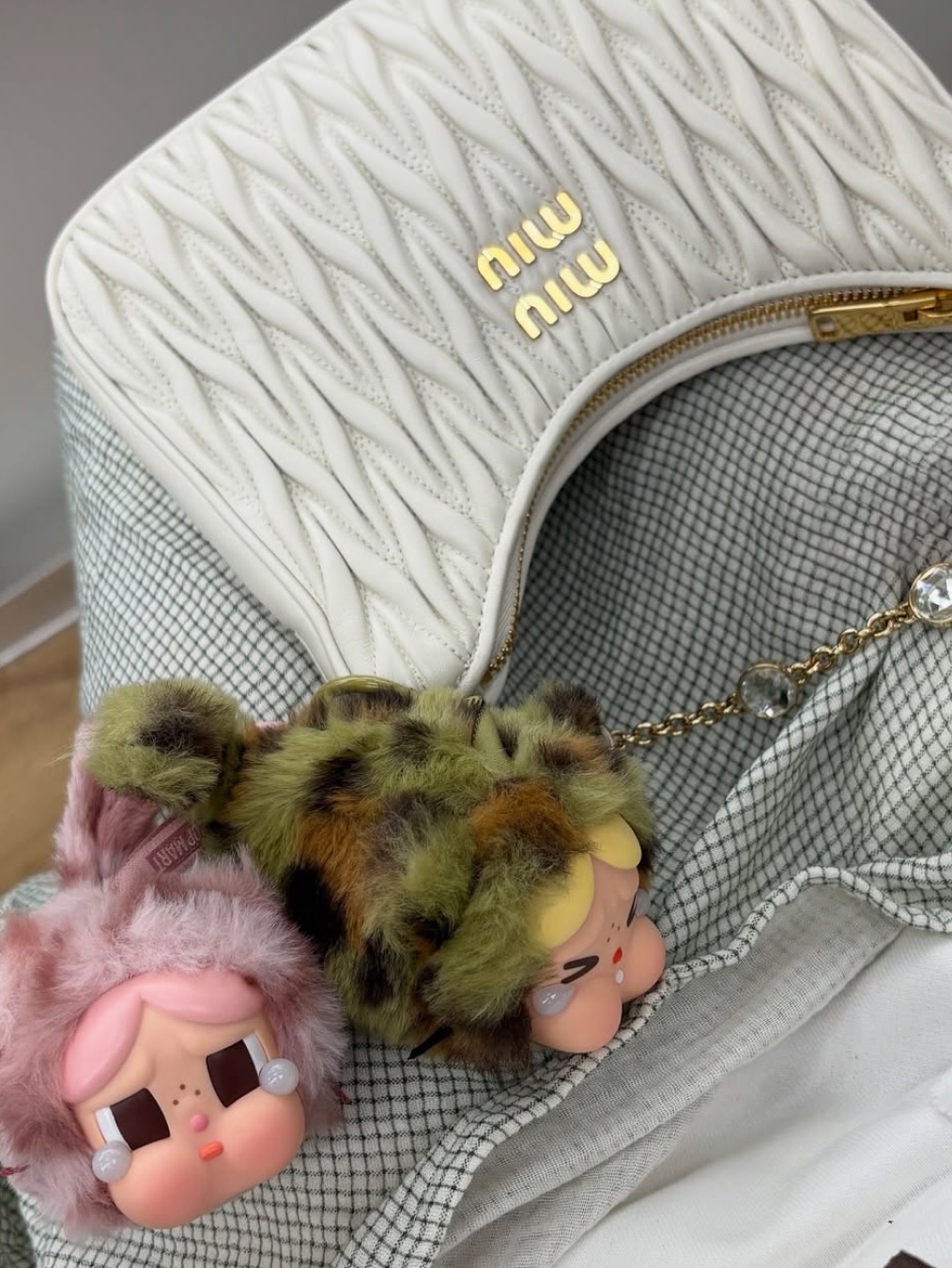 Pop Mart Crybaby Wild But Cutie Series Vinyl Plush Pendant Pink Cutie (Opened Case), Pop Mart Crybaby Wild But Cutie Series Vinyl Plush Pendant Wild Cutie (Opened Case) 착용 스타일 - 4