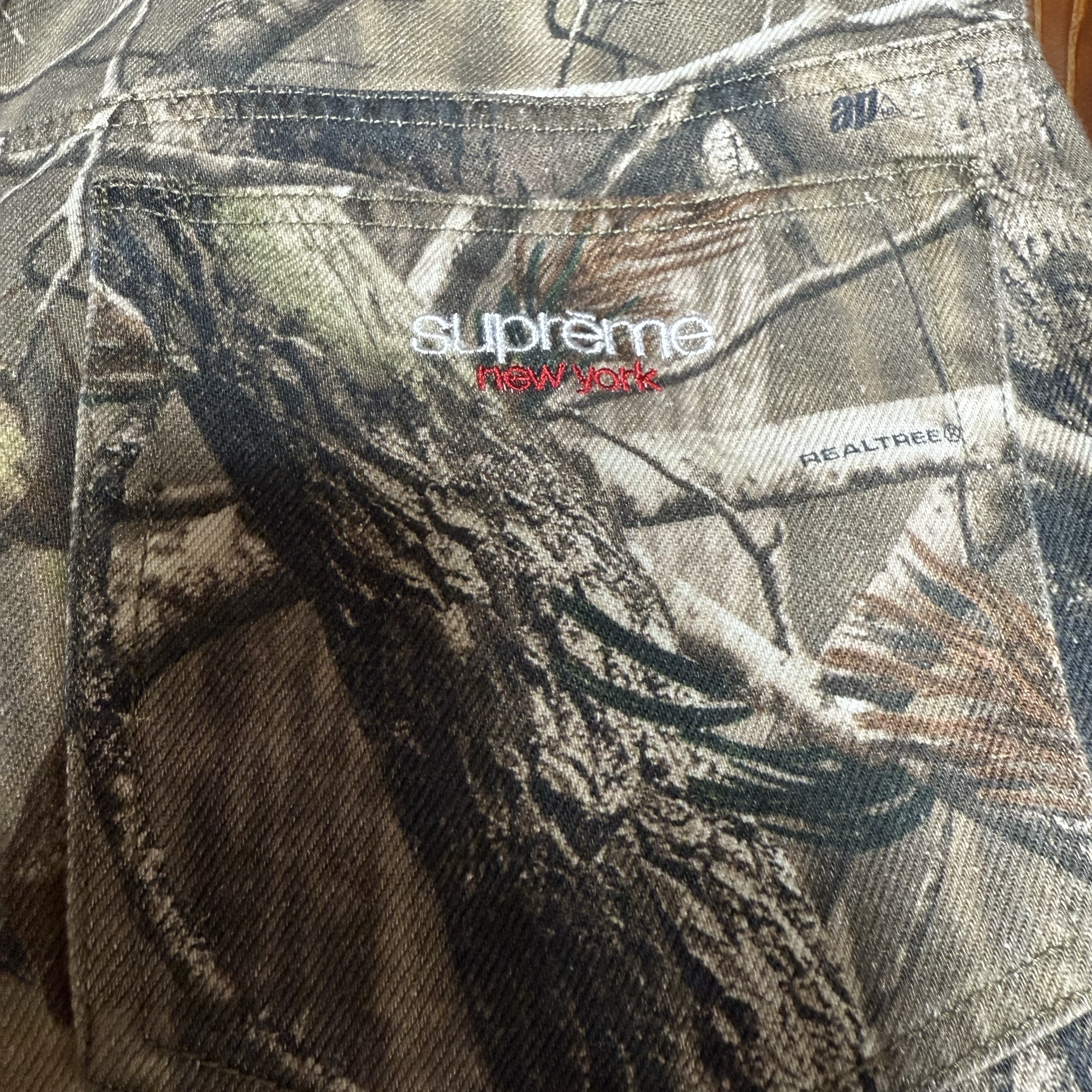 Supreme Baggy Jean Realtree AP Camo - 25FW 착용 스타일 - 3