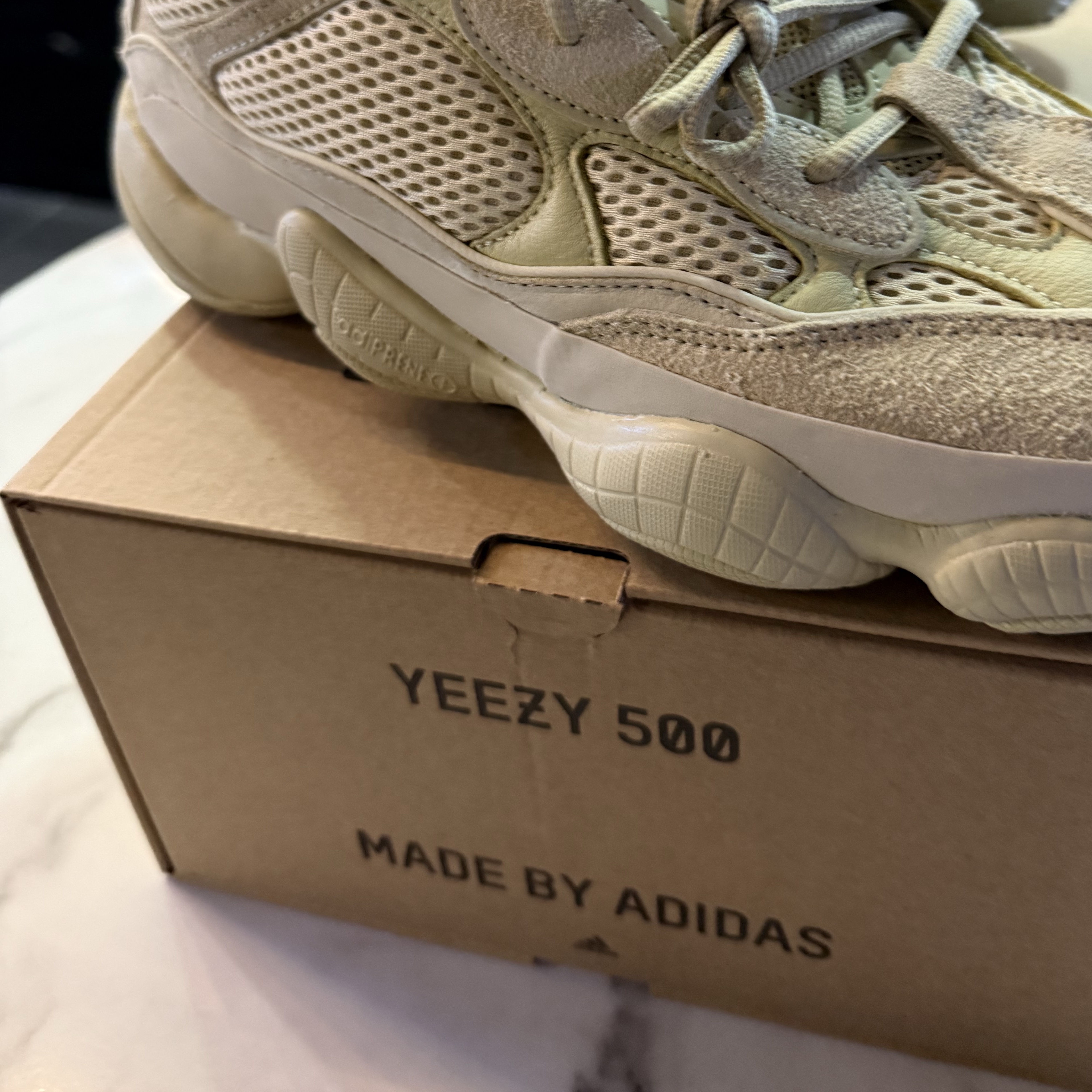 Adidas Yeezy 500 Super Moon Yellow 착용 스타일 - 1