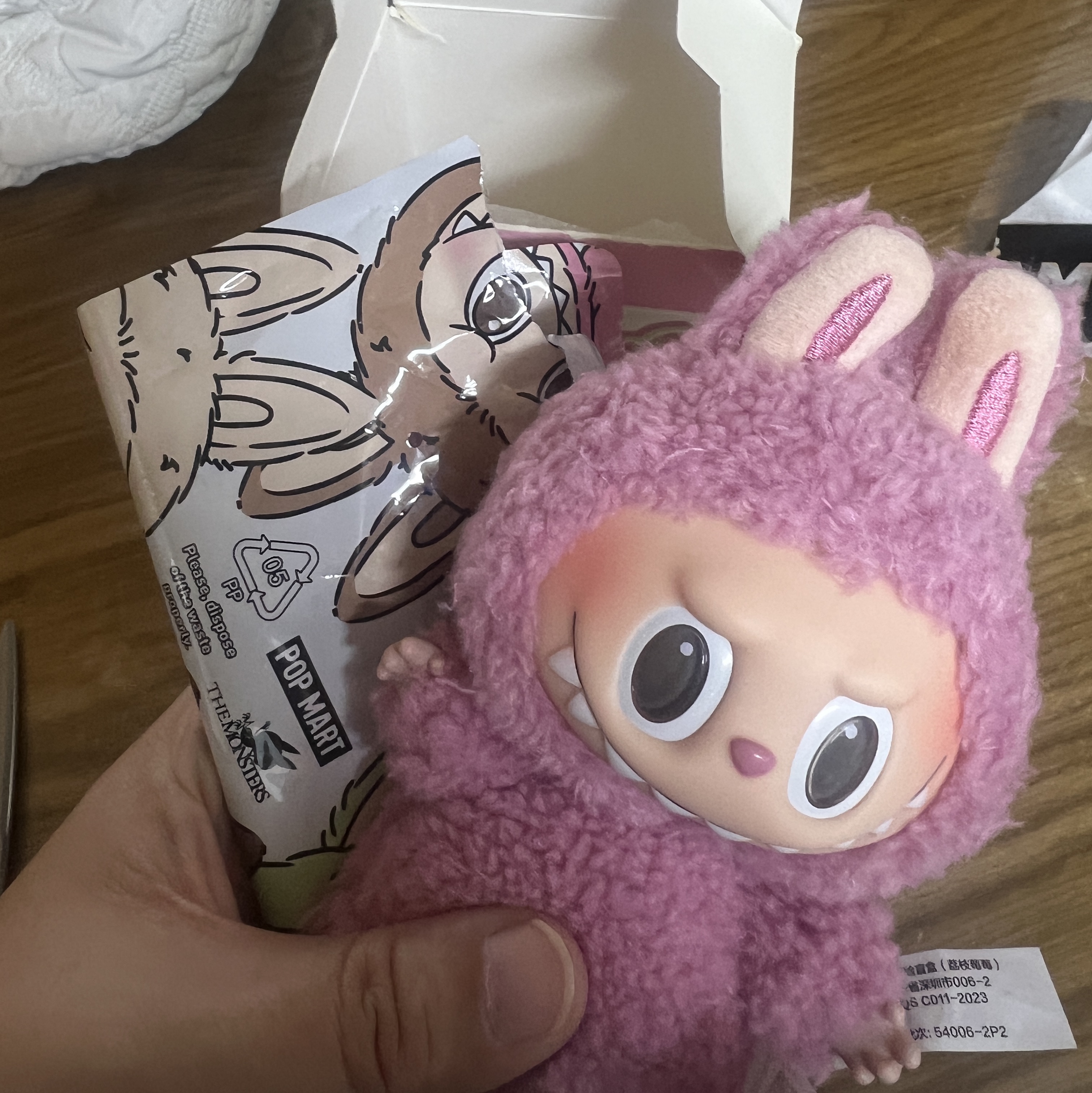Pop Mart Labubu The Monsters Labubu Tasty Macarons Series Lyche Berry Keyring 착용 스타일 - 2