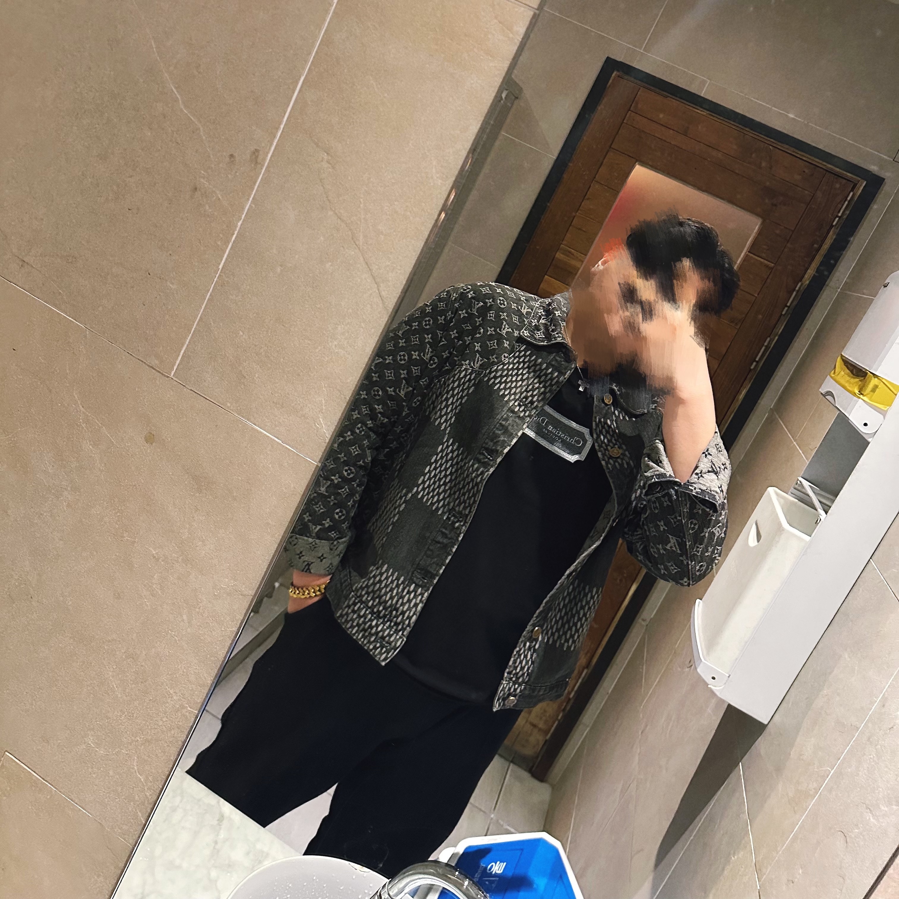 Louis Vuitton x Nigo Giant Damier Waves Monogram Denim Jacket Black, Dior Christian Dior Couture Organic Jersey Relaxed-Fit T-Shirt Black 착용 스타일