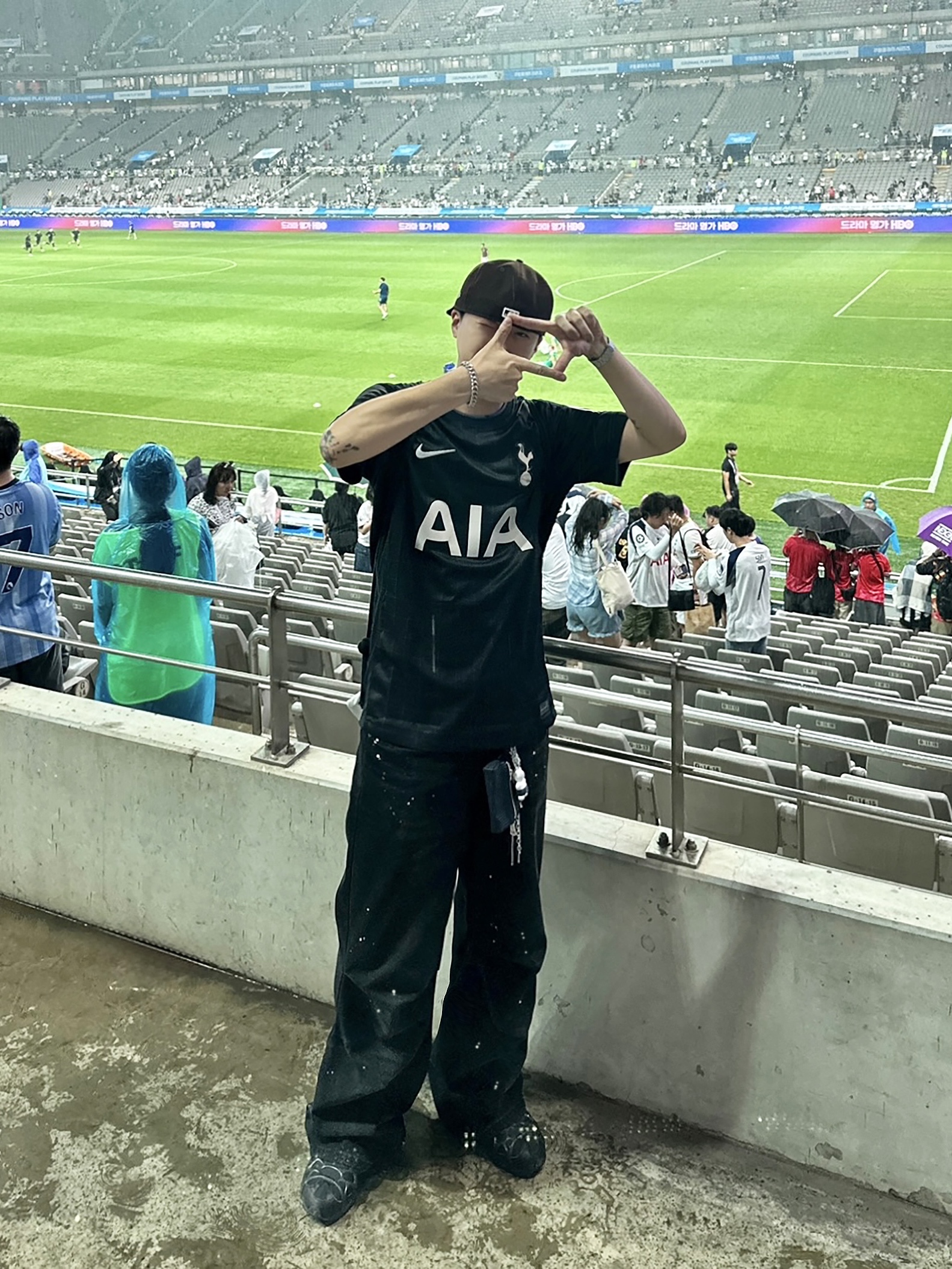 Nike Tottenham Hotspur 2025/26 Stadium Away Dri-Fit Soccer Replica Jersey Black Light Iron Ore (Non Marking Ver.), Nike Tottenham Hotspur 2025/26 Match Away Dri-FIT ADV Authentic Jersey Black Light Iron Ore (Non Marking Ver.) 착용 스타일