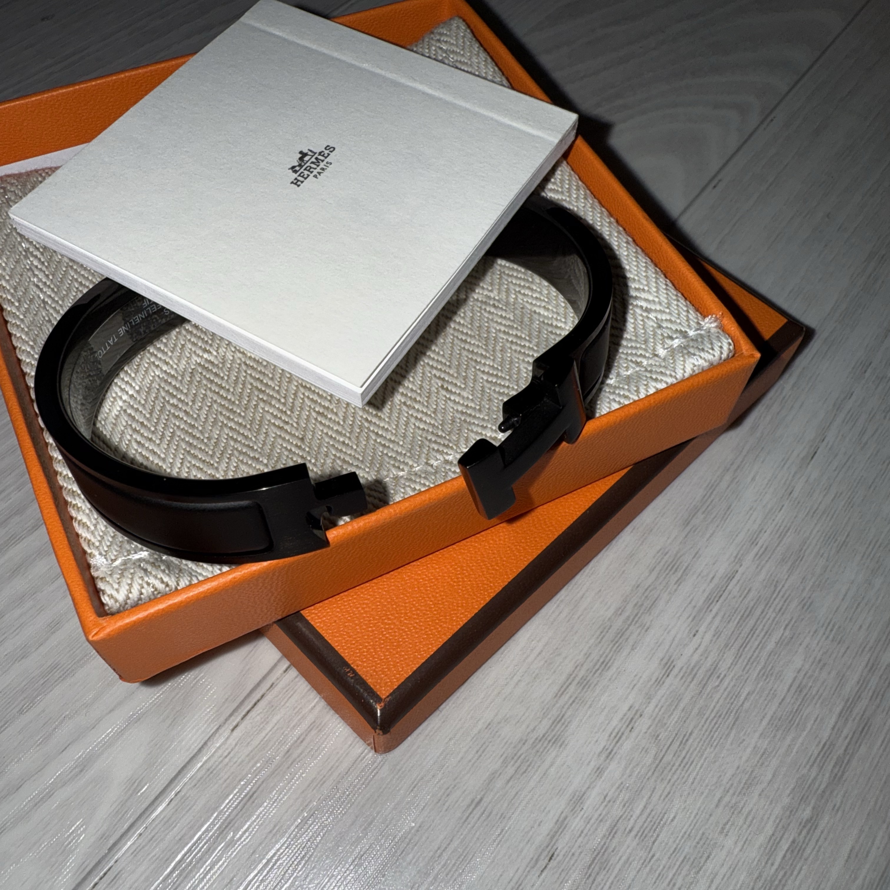 Hermes Clic HH Bracelet So Black & Noir Mat 착용 스타일 - 3
