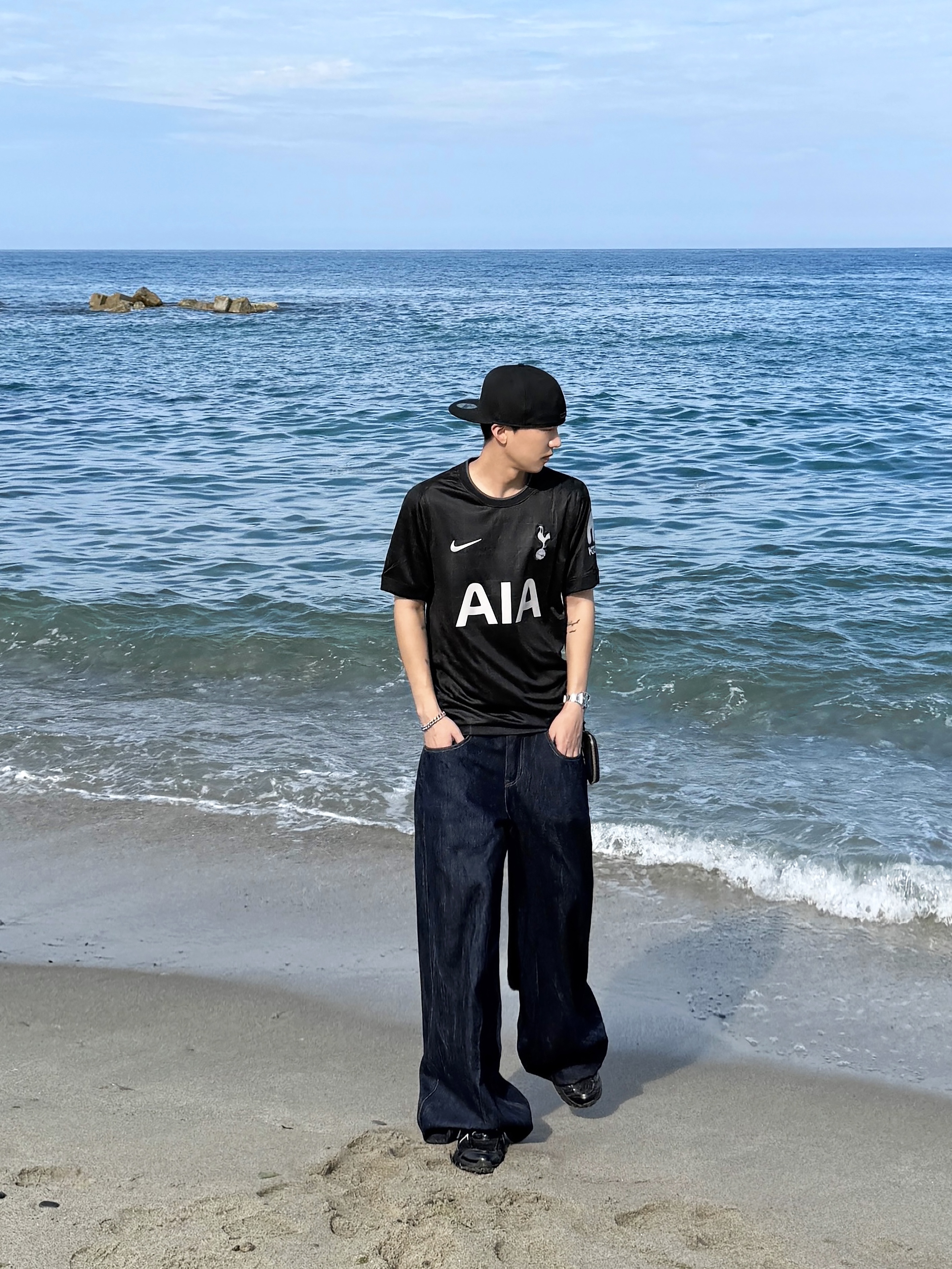 Nike Tottenham Hotspur 2025/26 Stadium Away Dri-Fit Soccer Replica Jersey Black Light Iron Ore (Non Marking Ver.), Nike Tottenham Hotspur 2025/26 Match Away Dri-FIT ADV Authentic Jersey Black Light Iron Ore (Non Marking Ver.) 착용 스타일 - 1