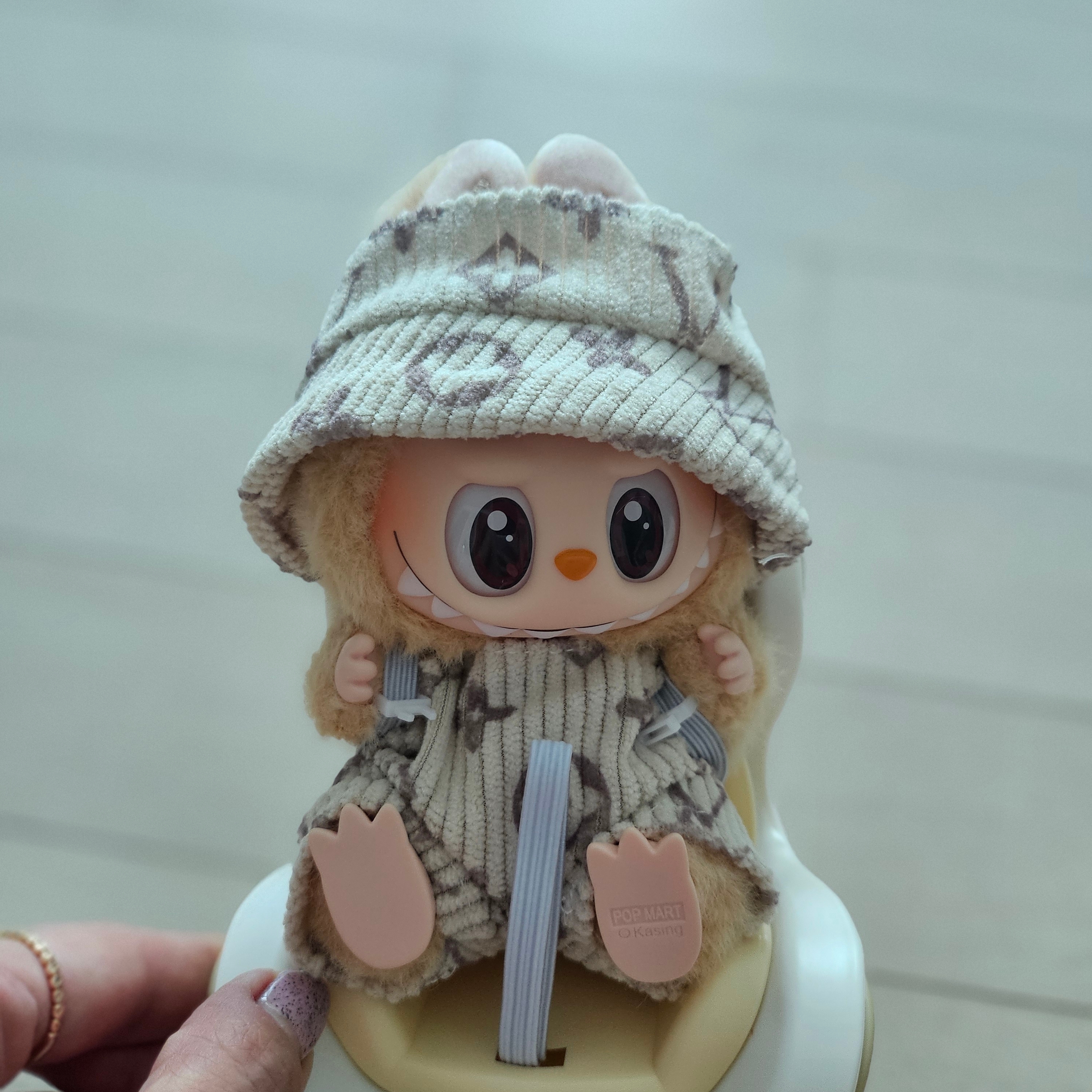 Pop Mart Labubu Let's Play Together Doll Series Sealed Case (1 Blind Box) 착용 스타일