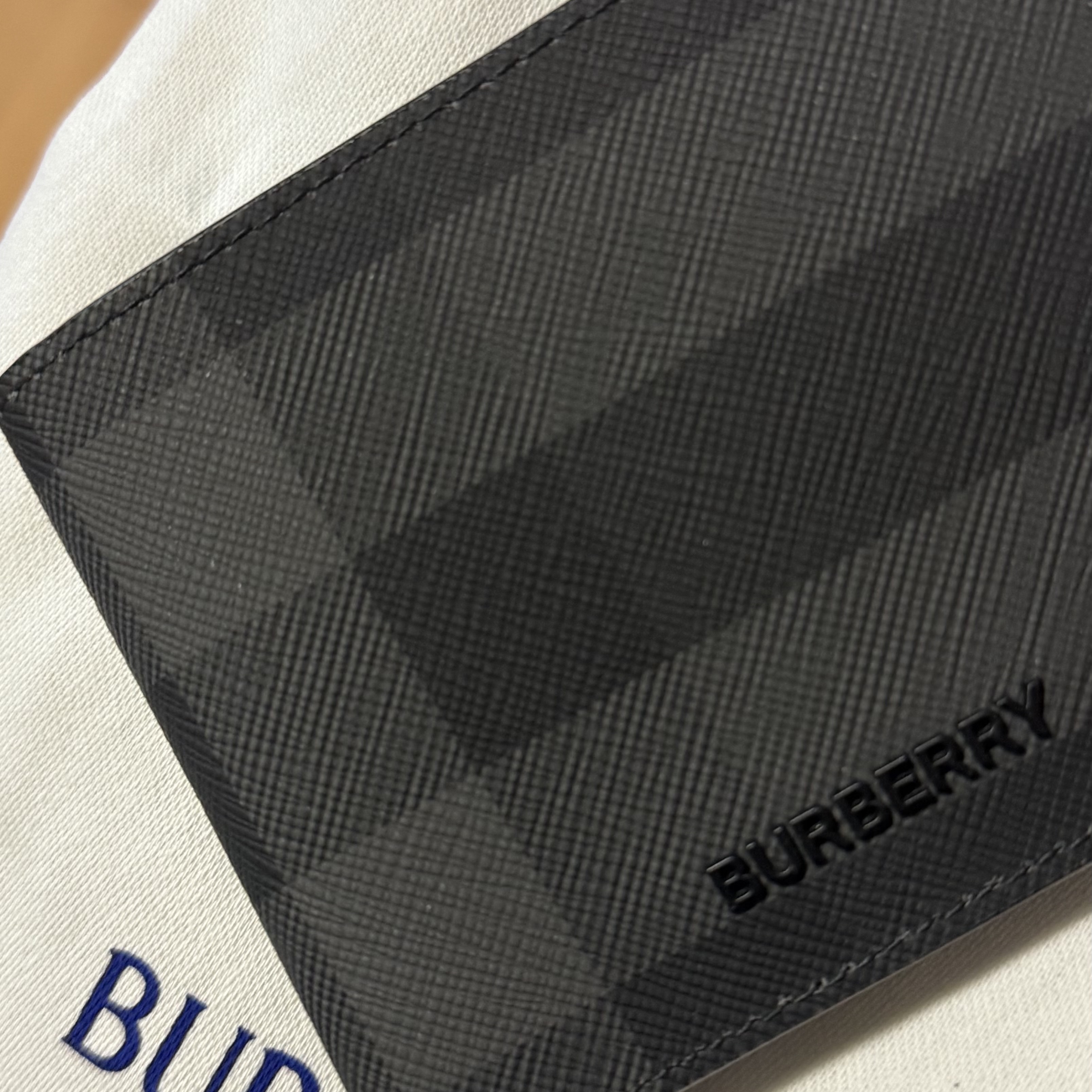 Burberry Check Slim Bifold Wallet Charcoal 착용 스타일