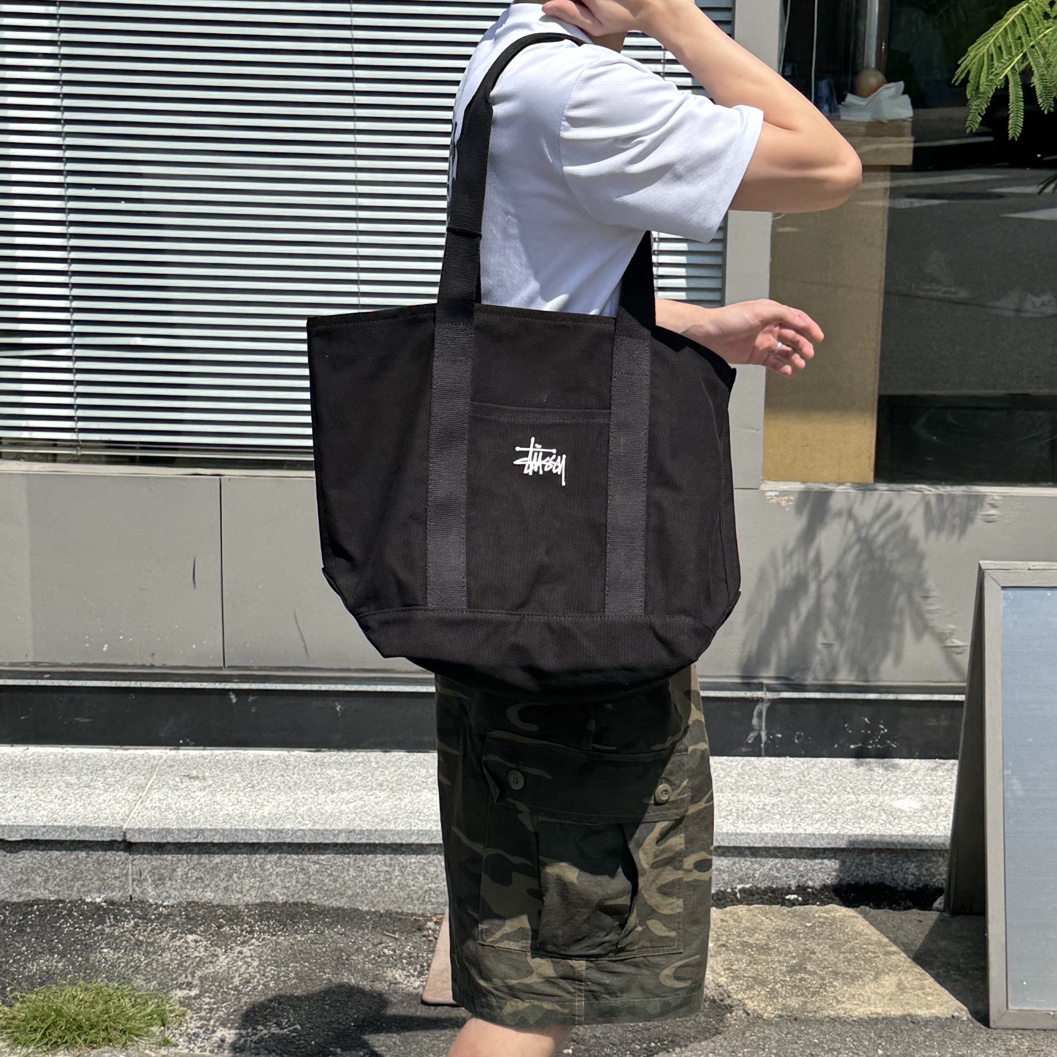 Stussy Canvas Market Tote Black 착용 스타일