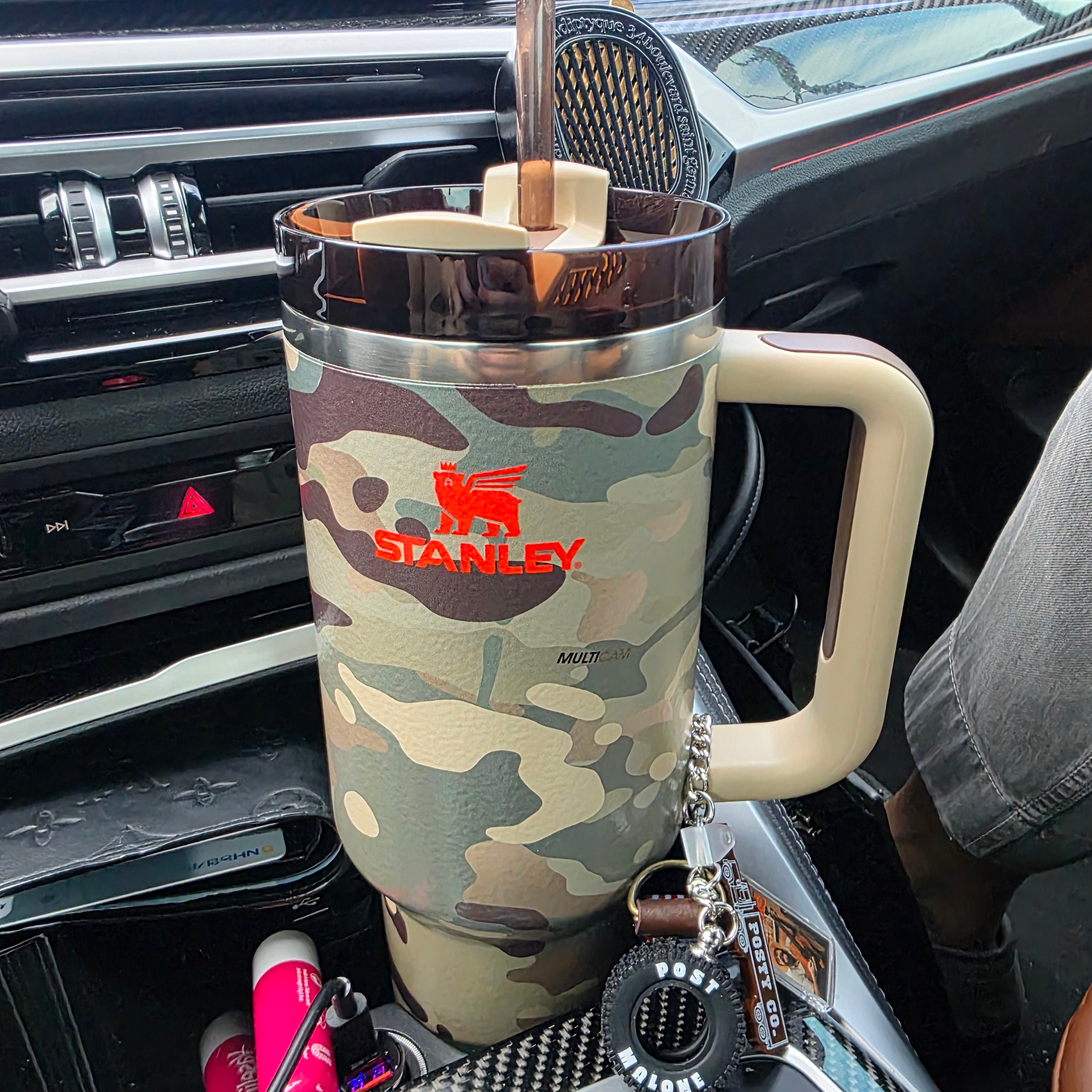 Stanley x The Post Malone Quencher H2.0 Flowstate Tumbler 1.18L Multicam 착용 스타일