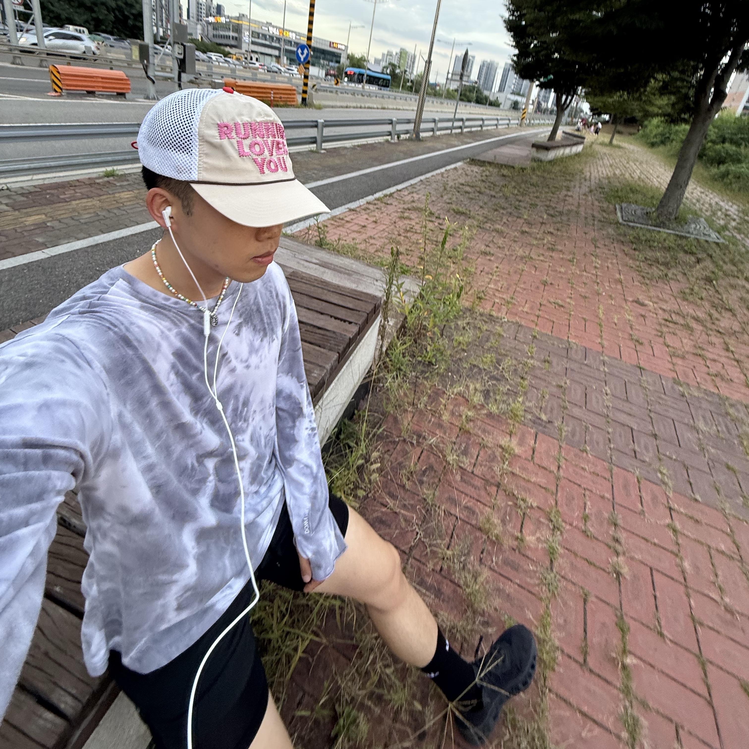 Alex Zono Running Loves You Trucker Hat OG Beige 착용 스타일 - 2