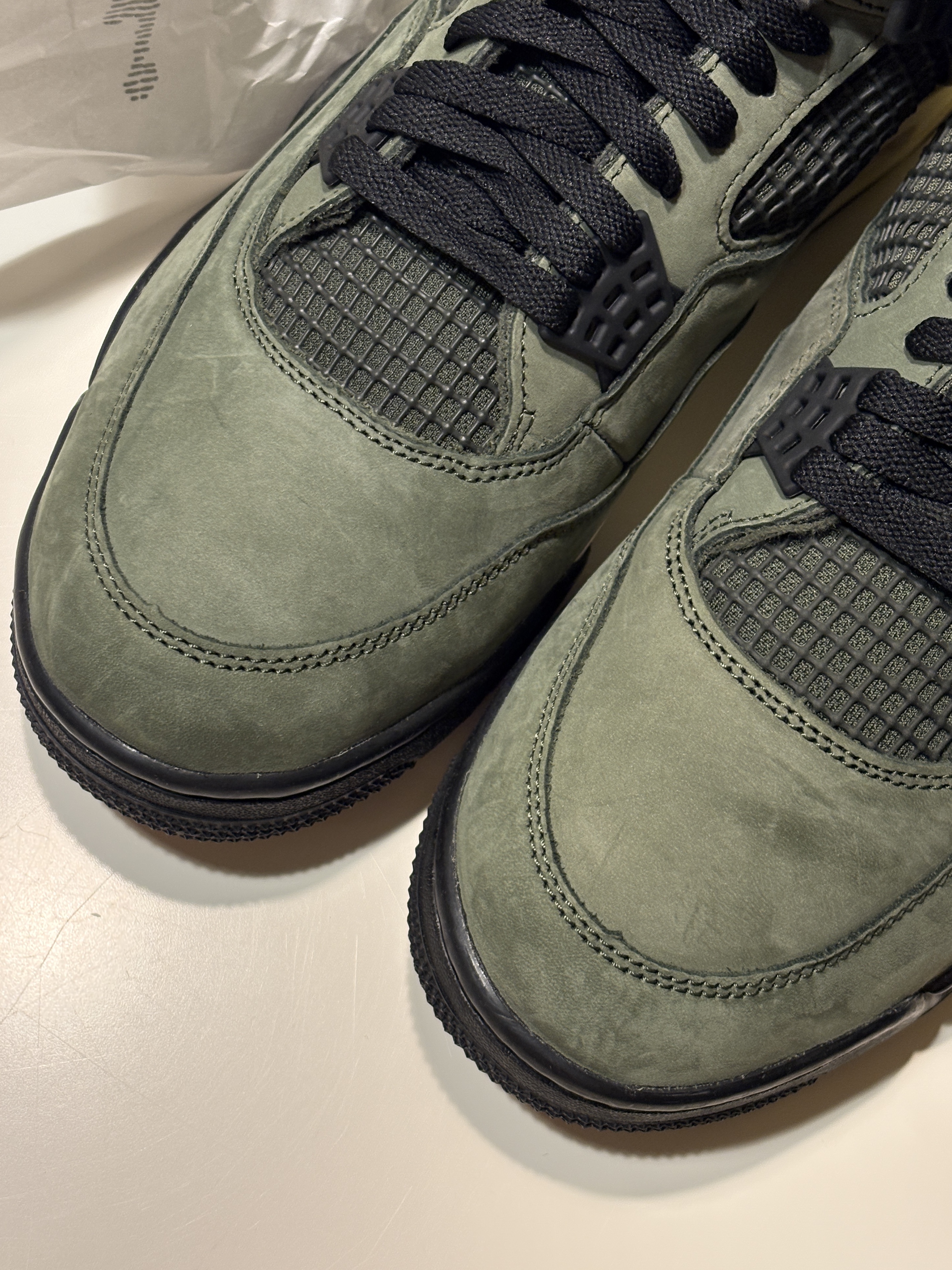 Jordan 4 x Undefeated Retro OG SP Deep Green and Clementine 착용 스타일 - 3