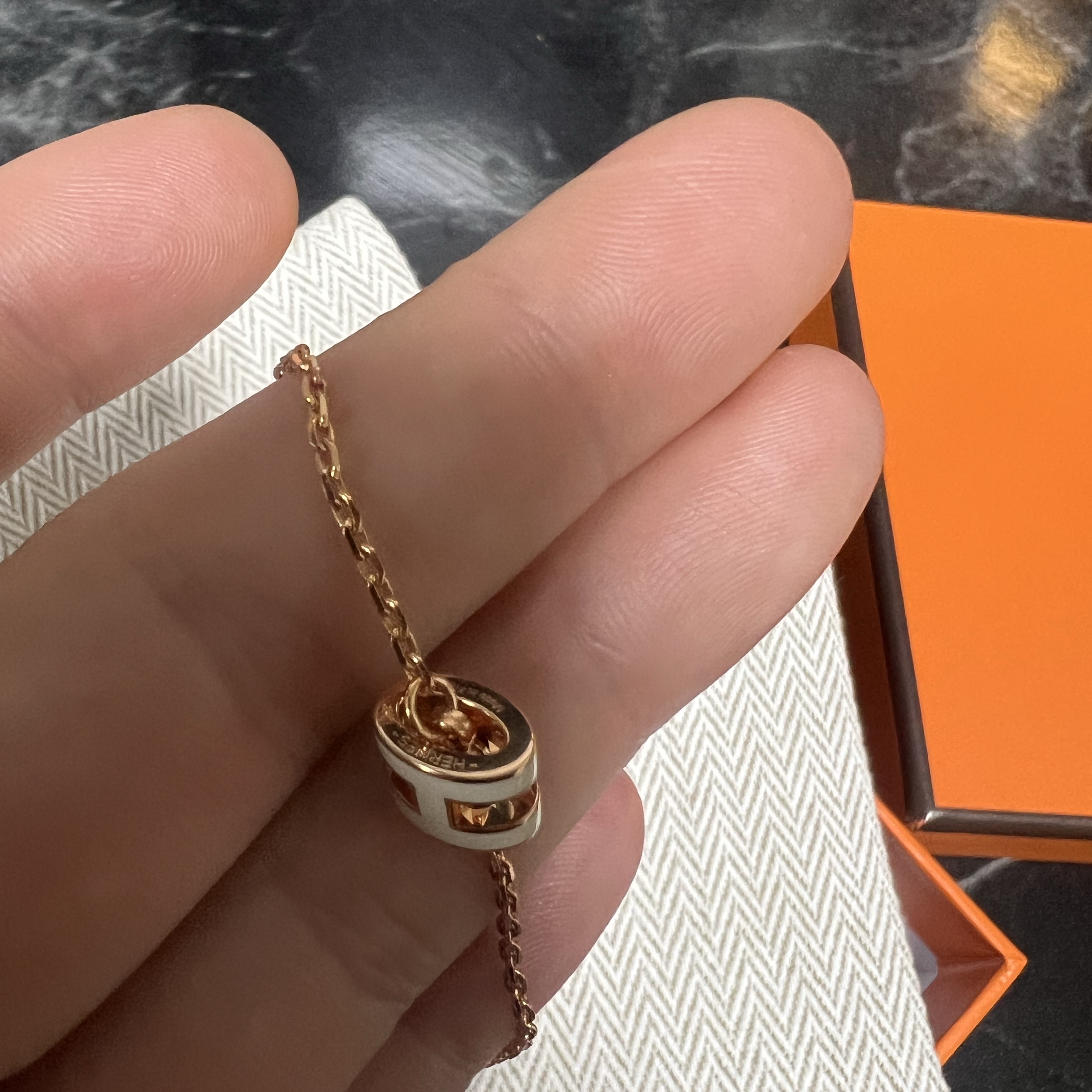 (W) Hermes Mini Pop H Pendant Rose Gold & Blanc 착용 스타일 - 2