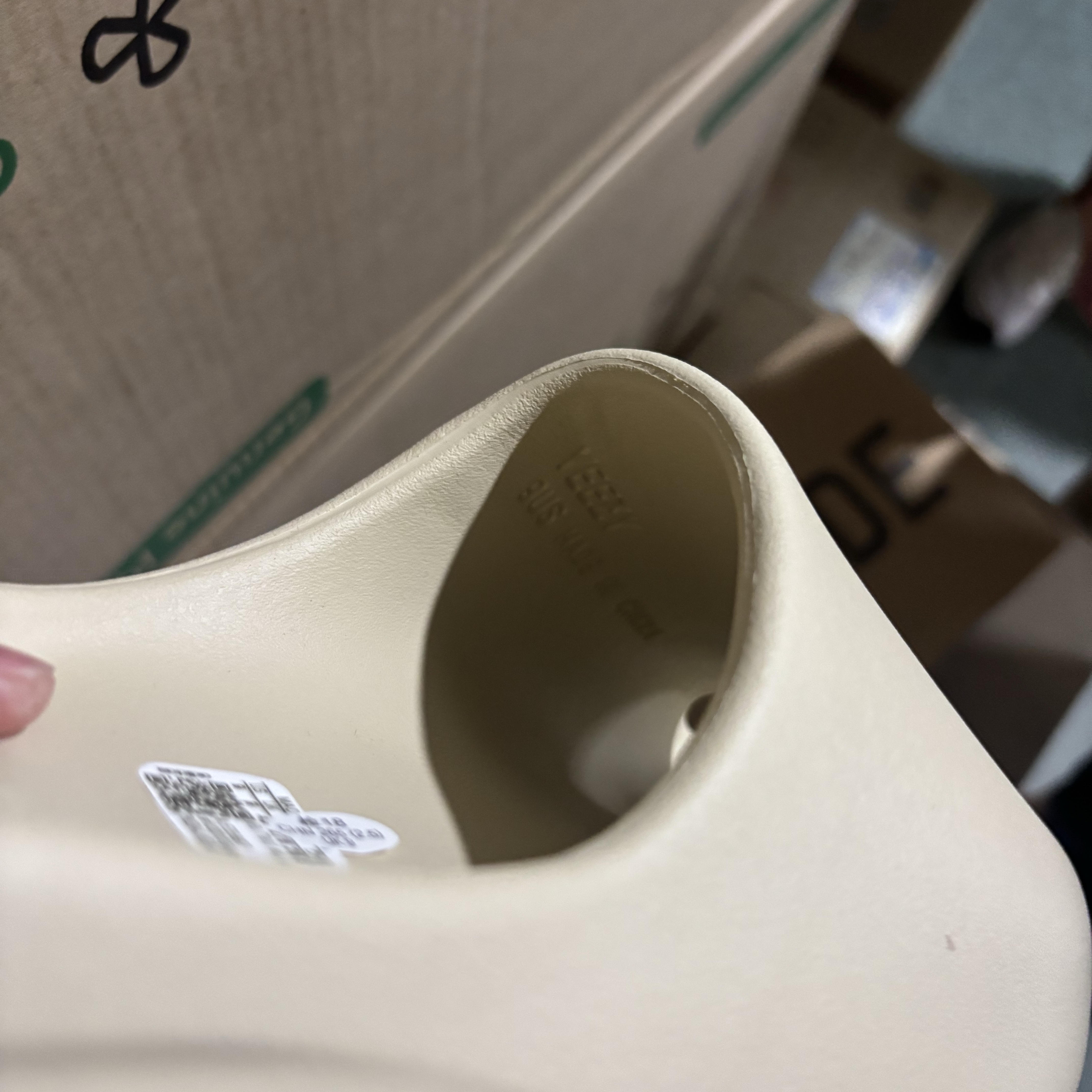 Adidas Yeezy Slide Bone 2022/2023 착용 스타일 - 3