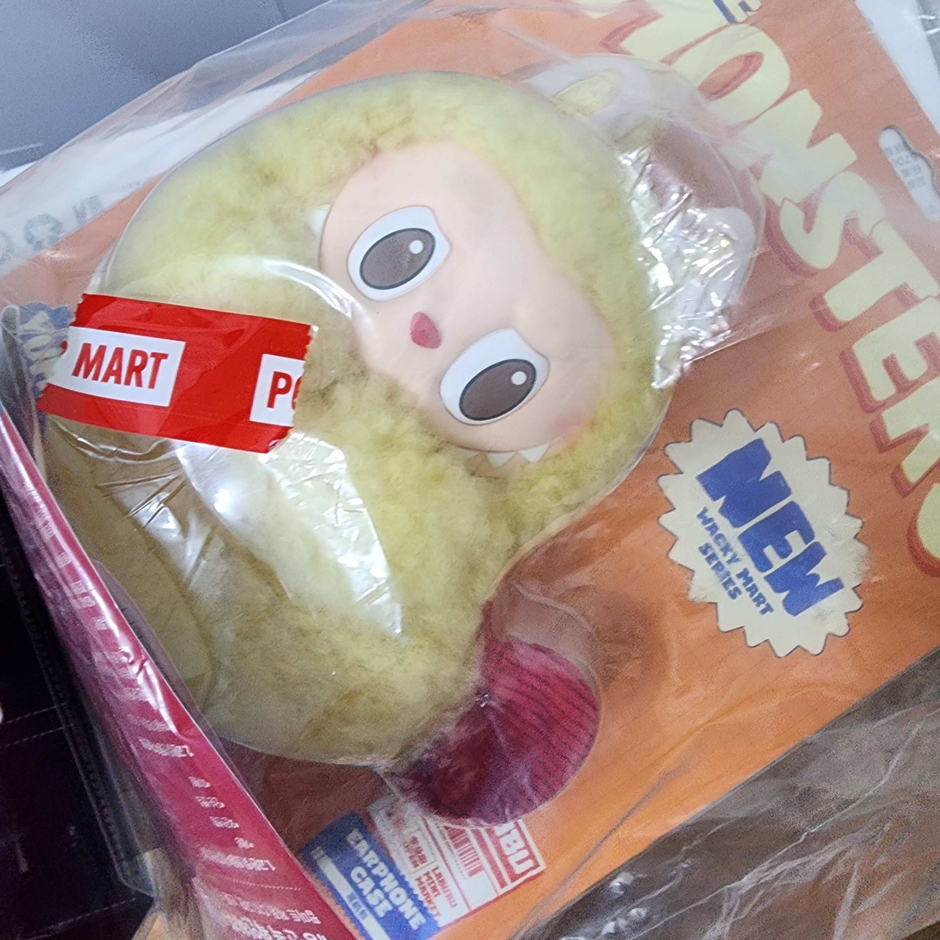 Pop Mart Labubu The Monsters Wacky Mart Series Earphone Case 착용 스타일