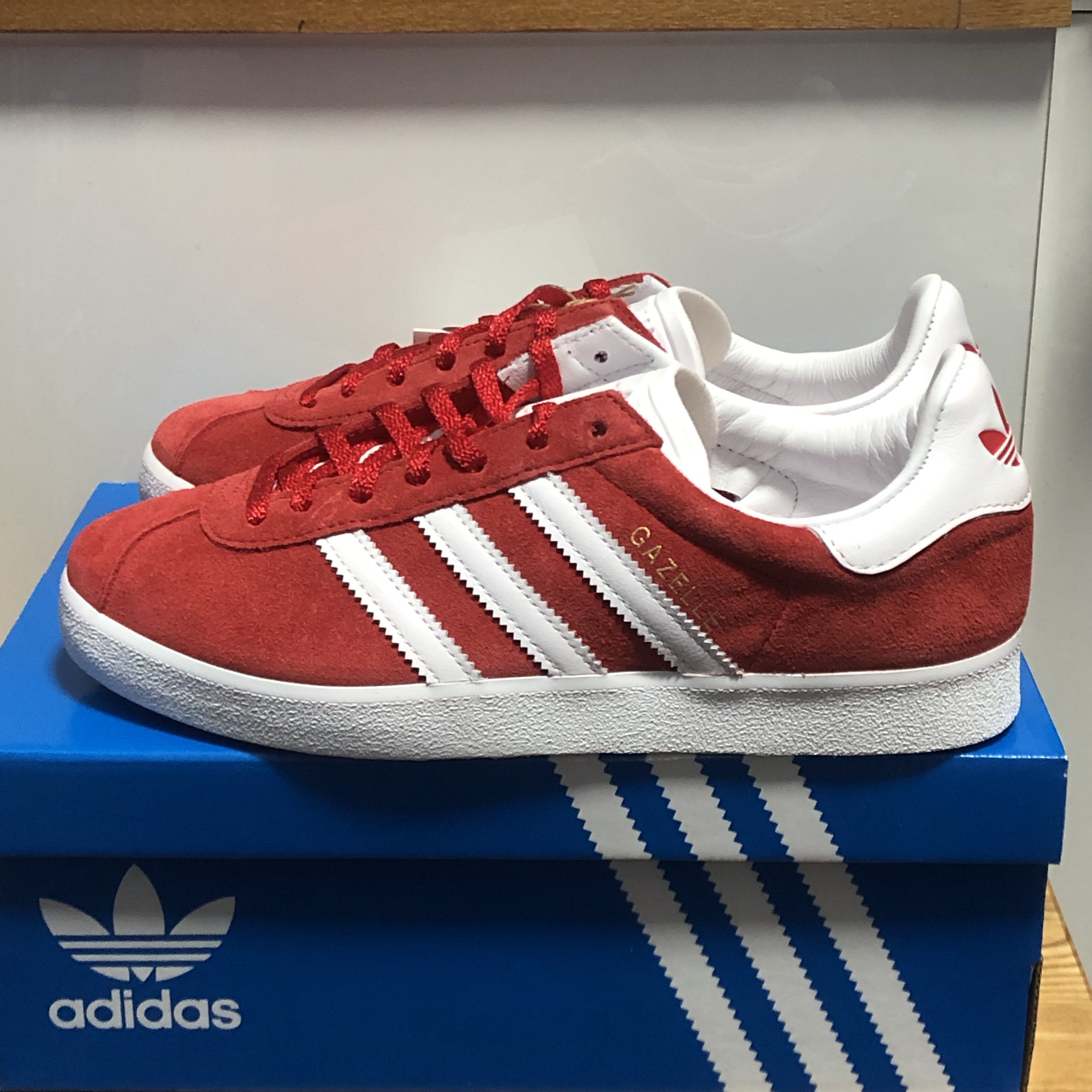 Adidas Gazelle 85 Better Scarlet Cloud White 착용 스타일