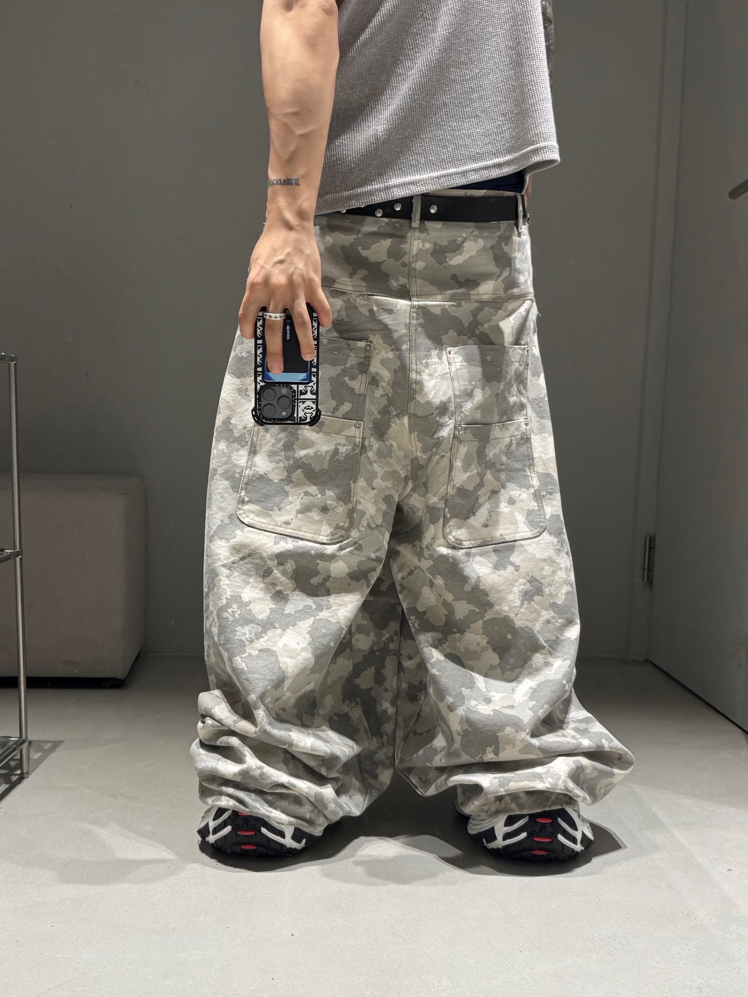 Balenciaga 10XL Sneakers Grey White Red 착용 스타일 - 6