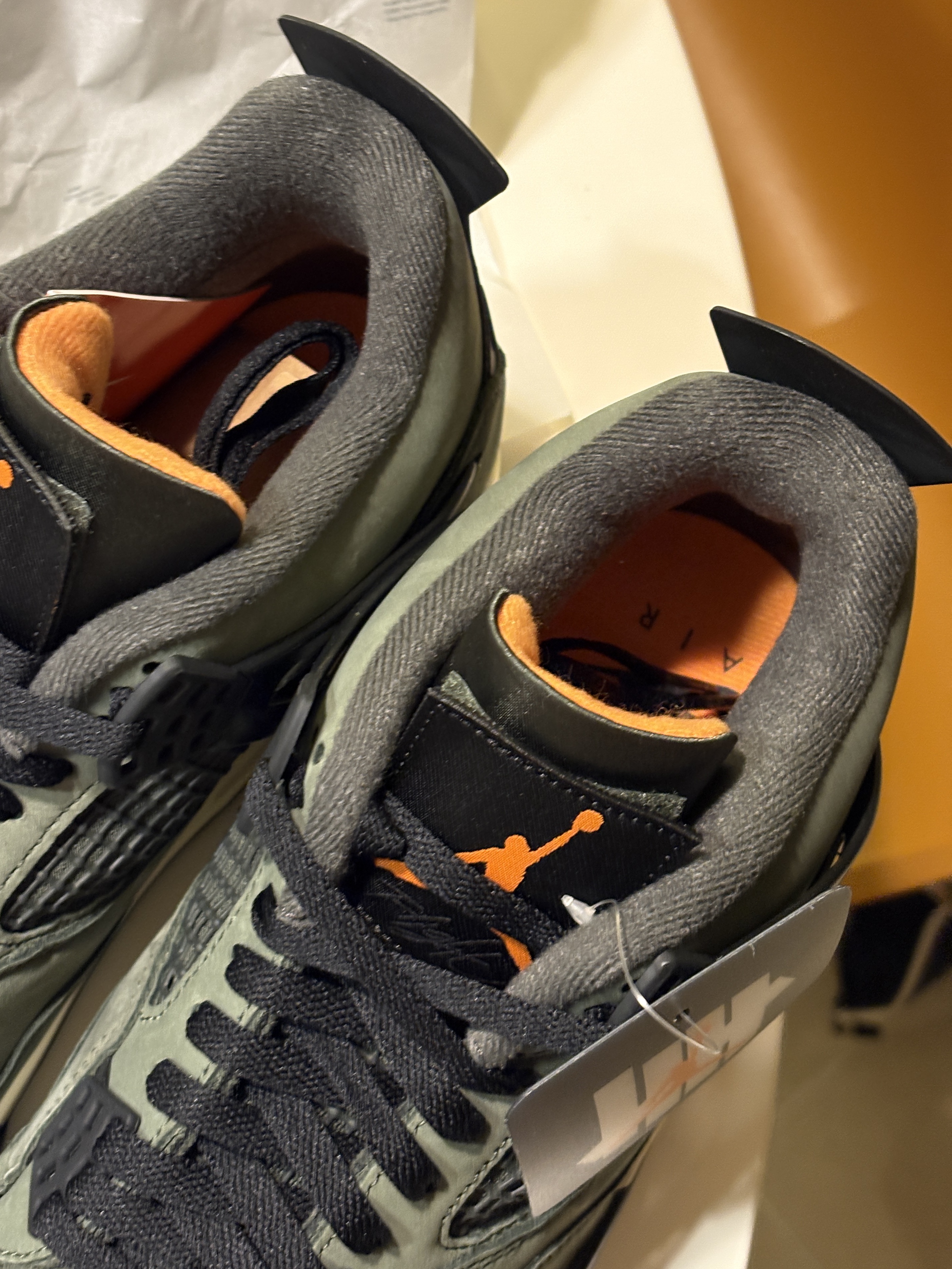 Jordan 4 x Undefeated Retro OG SP Deep Green and Clementine 착용 스타일 - 1