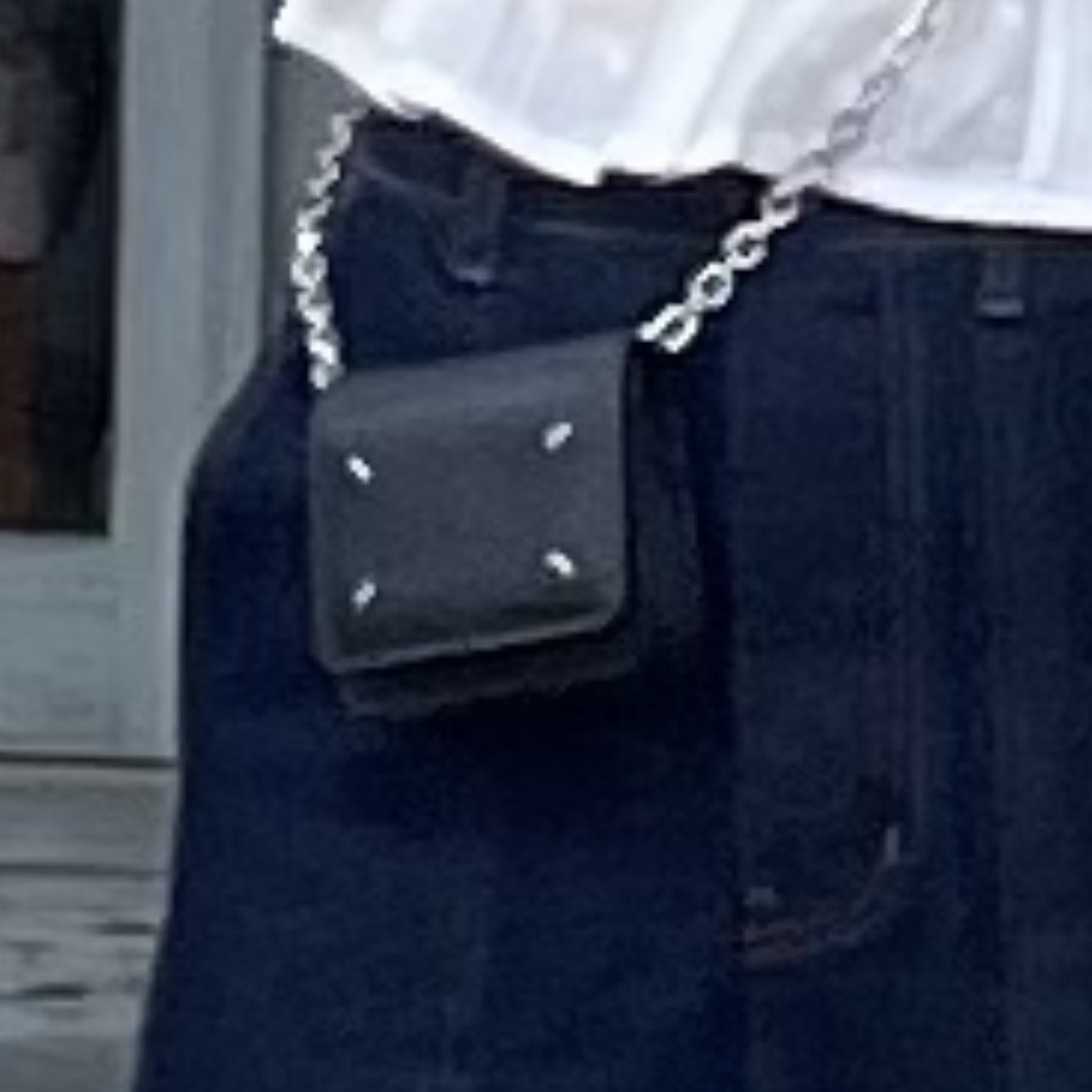 Maison Margiela Small Leather Chain Wallet Black 착용 스타일