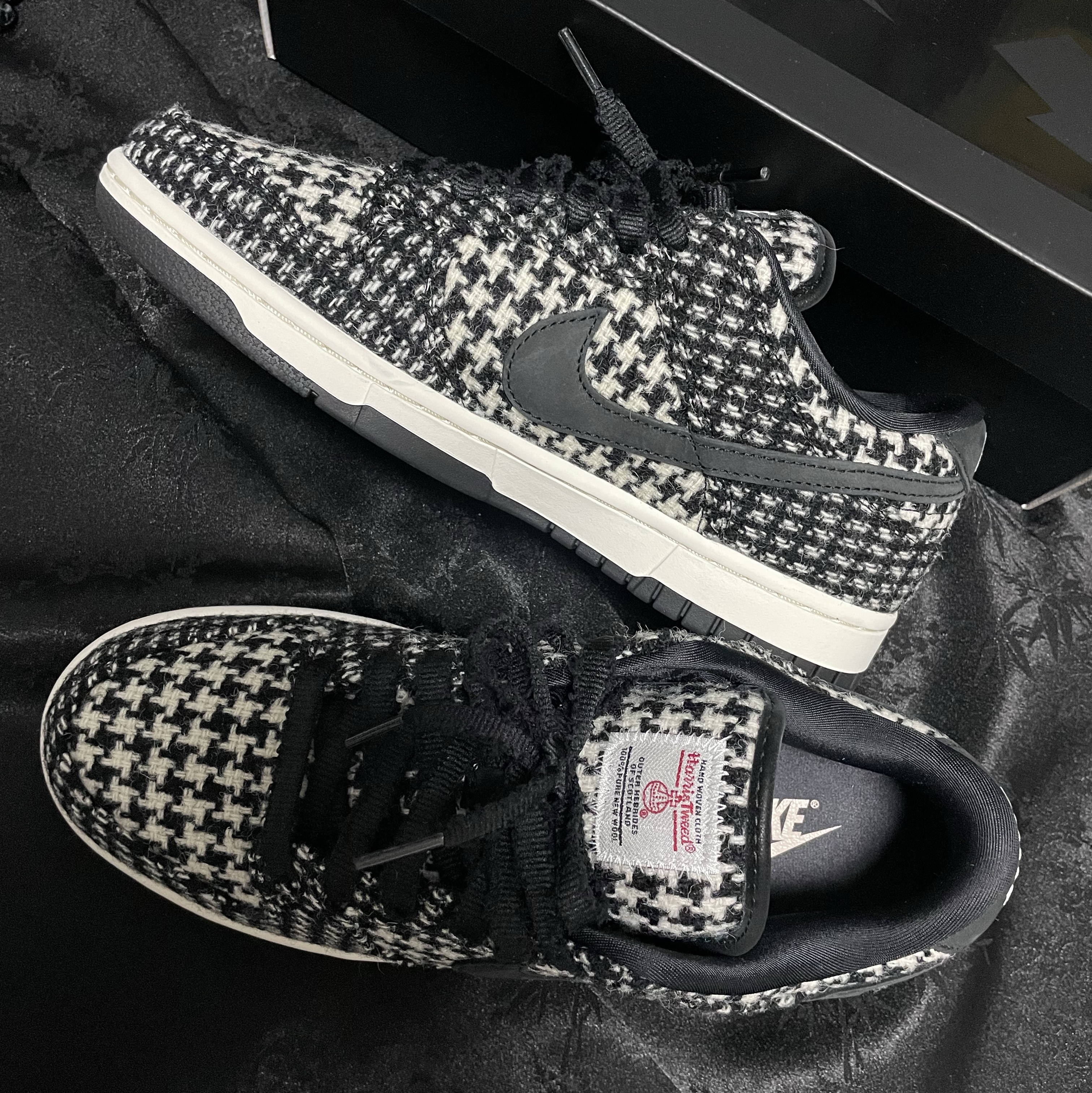 (W) Nike x Harris Tweed Dunk Low Black and Phantom 착용 스타일
