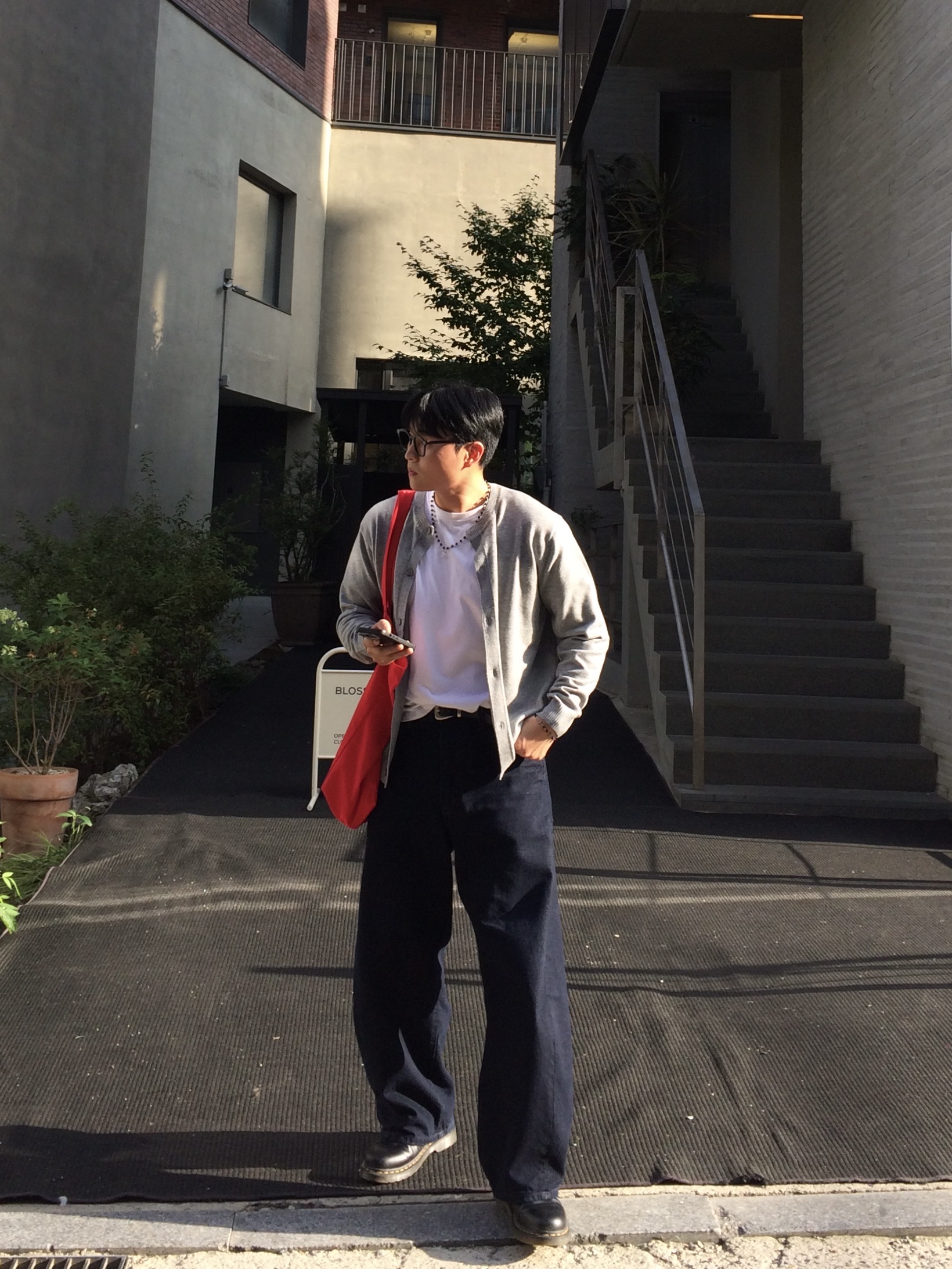 Depc Logo Eco Bag Red, Dr. Martens 1461 Smooth Black 착용 스타일 - 3