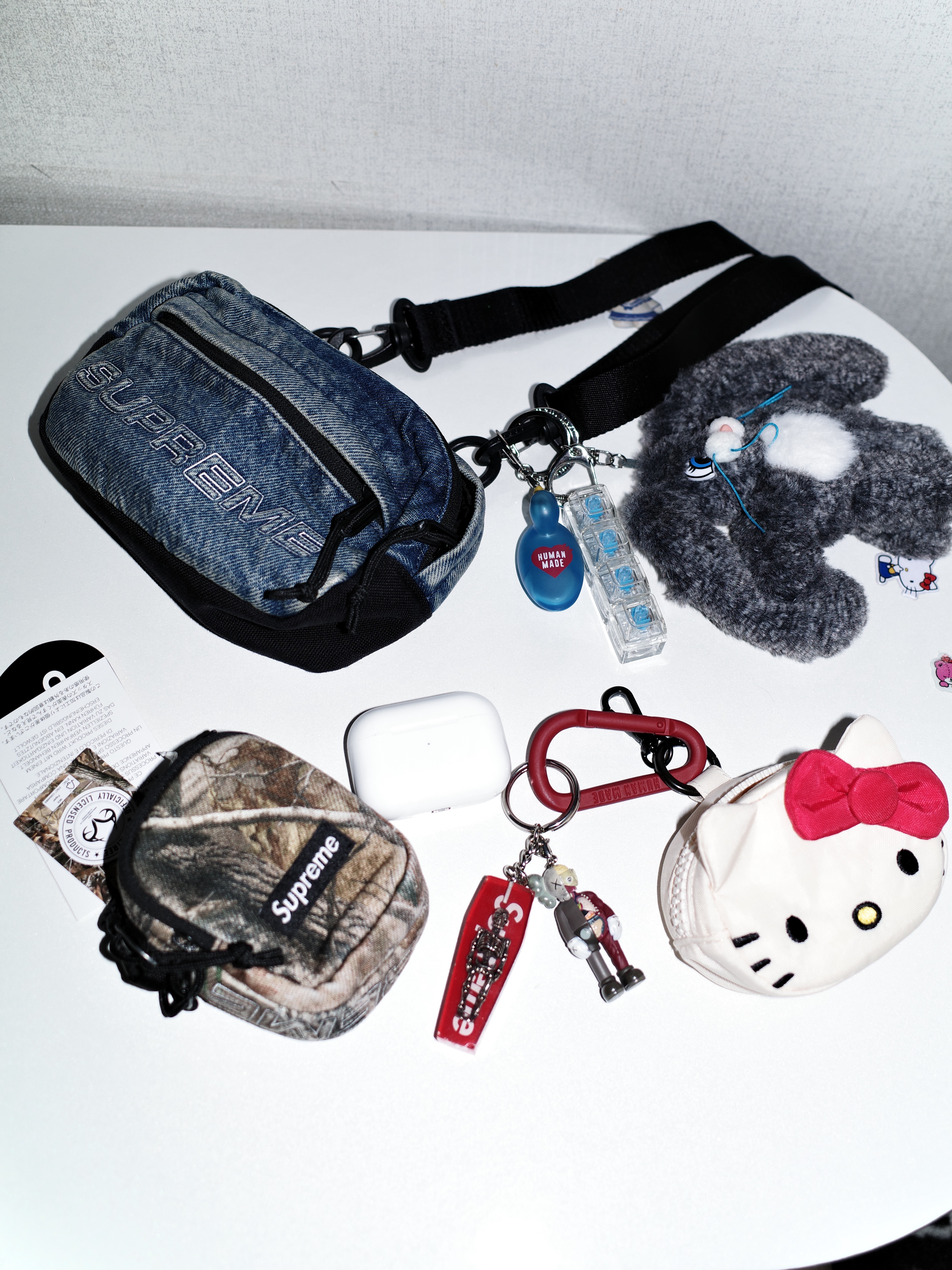Supreme Denim Mini Utility Bag Realtree AP Camo - 25FW, Supreme Denim Mini Shoulder Bag Washed Indigo - 25FW 착용 스타일 - 1