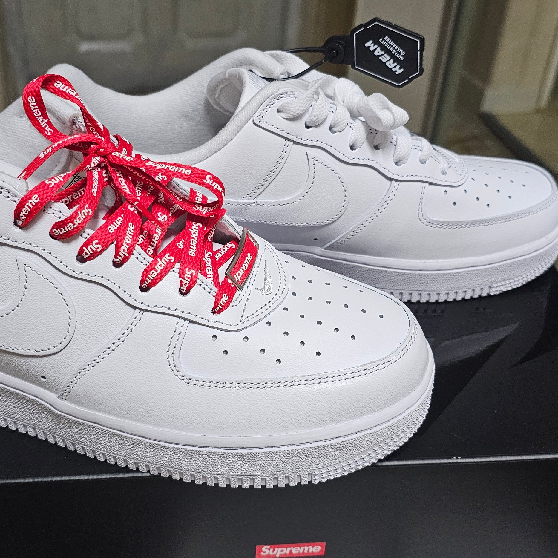 Nike x Supreme Air Force 1 Low White 착용 스타일