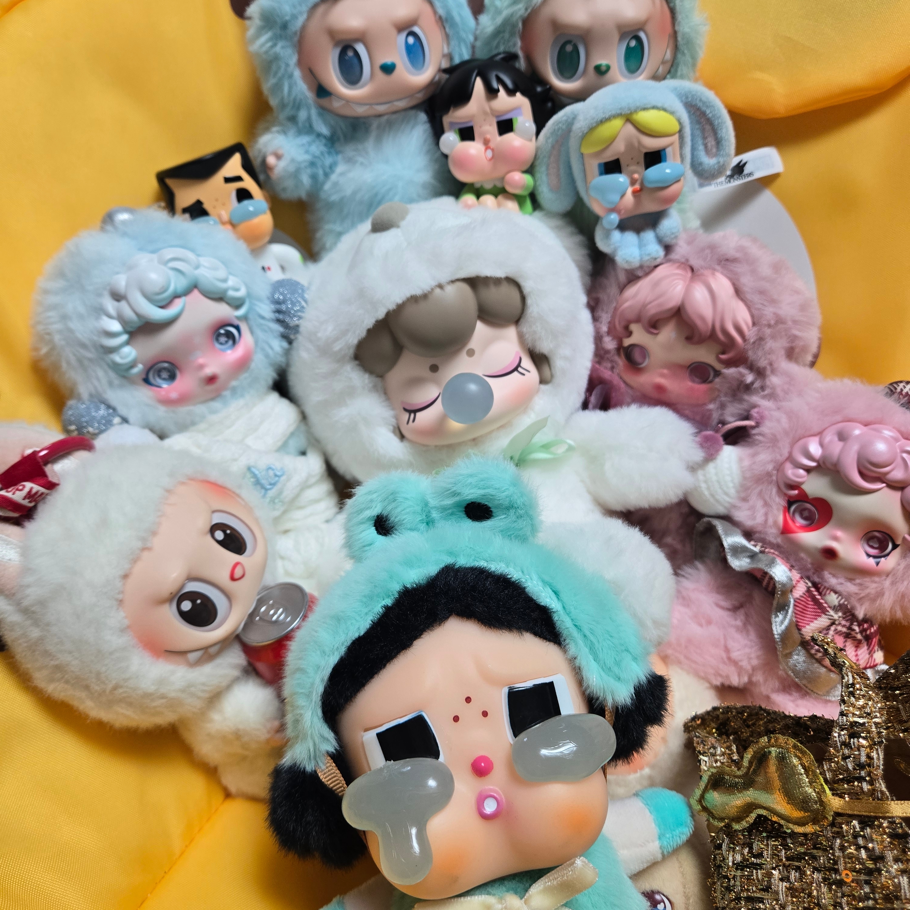Pop Mart Skullpanda Winter Symphony Series Keyring Rhapsody (Opened Case) 착용 스타일