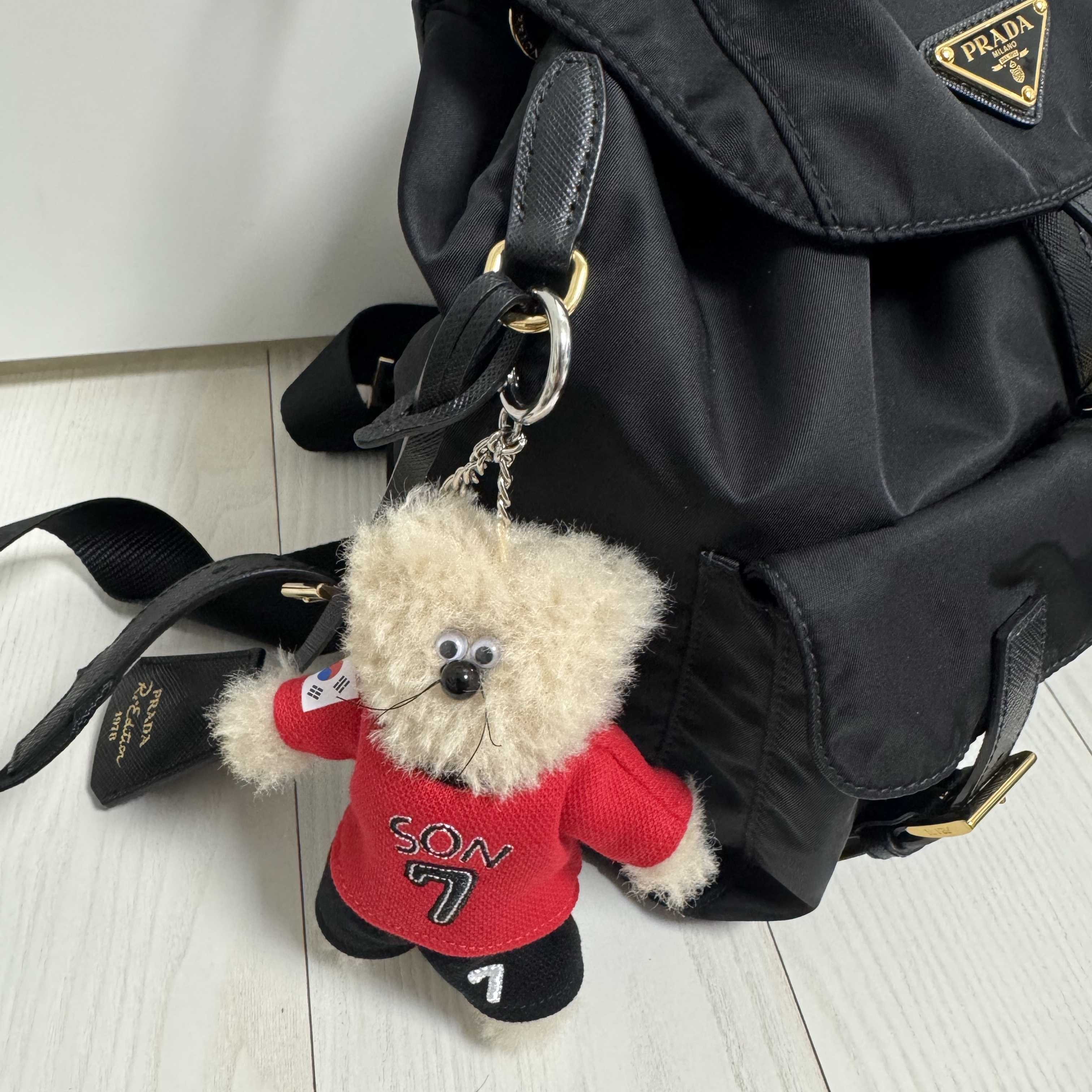 Monamhee x NOS7 Captain SON.hee Keyring Red, Prada Re-Edition 1978 Re-Nylon Small Backpack Black 착용 스타일