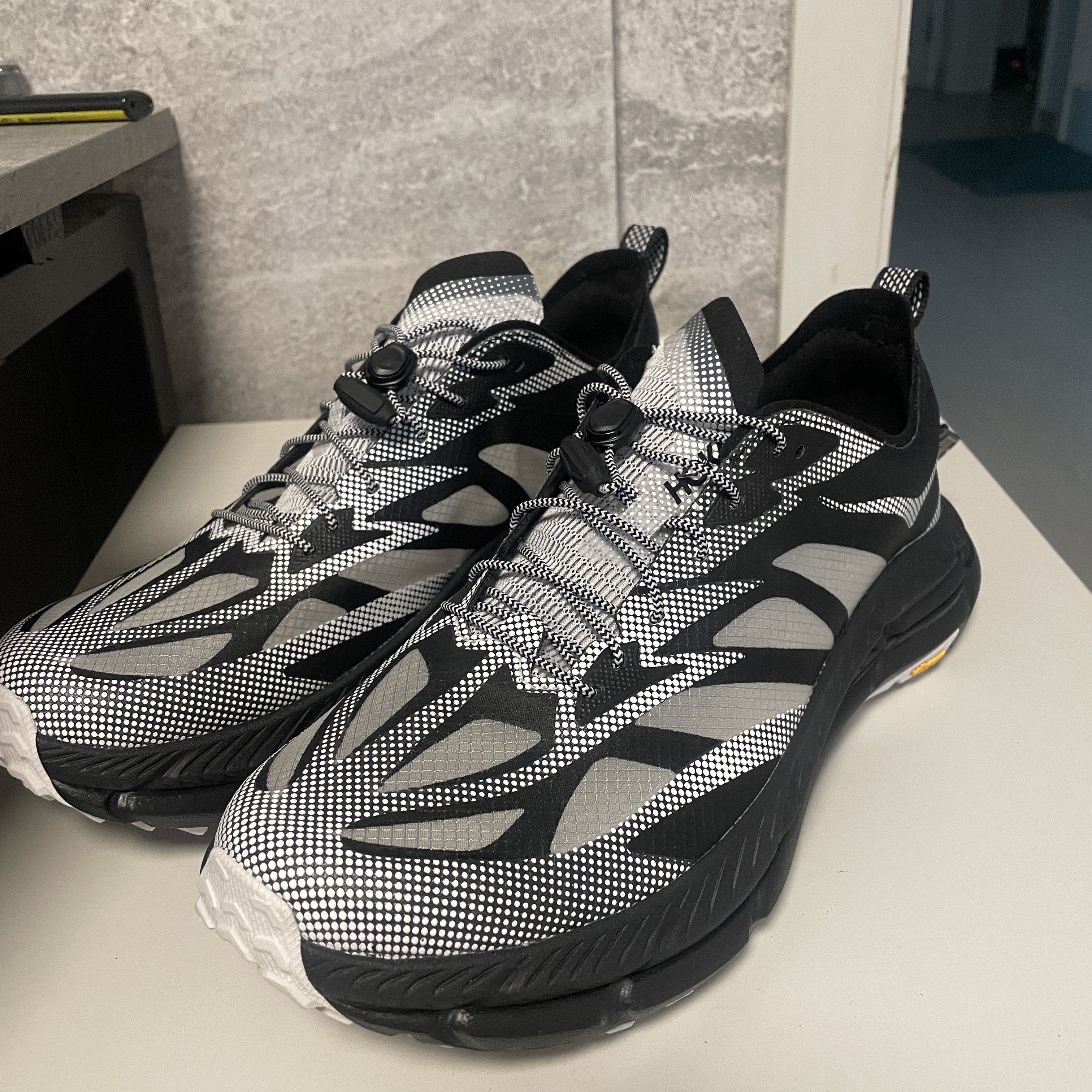 Hoka Mafate Speed 4 Lite TS Black White 착용 스타일 - 1