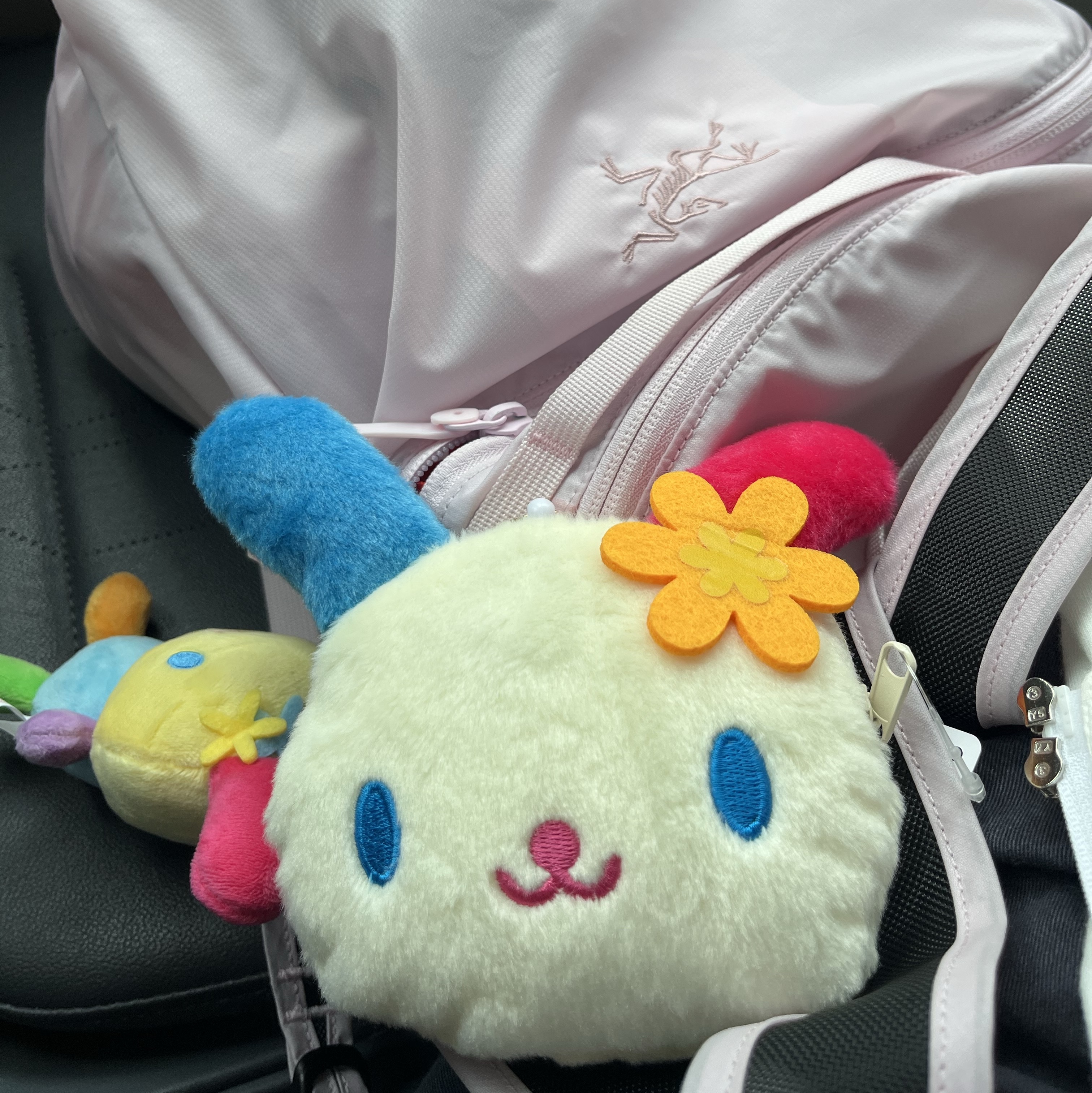Arc'teryx Heliad 15 Backpack Pink Glow, Sanrio Usahana Mascot Holder 착용 스타일 - 1