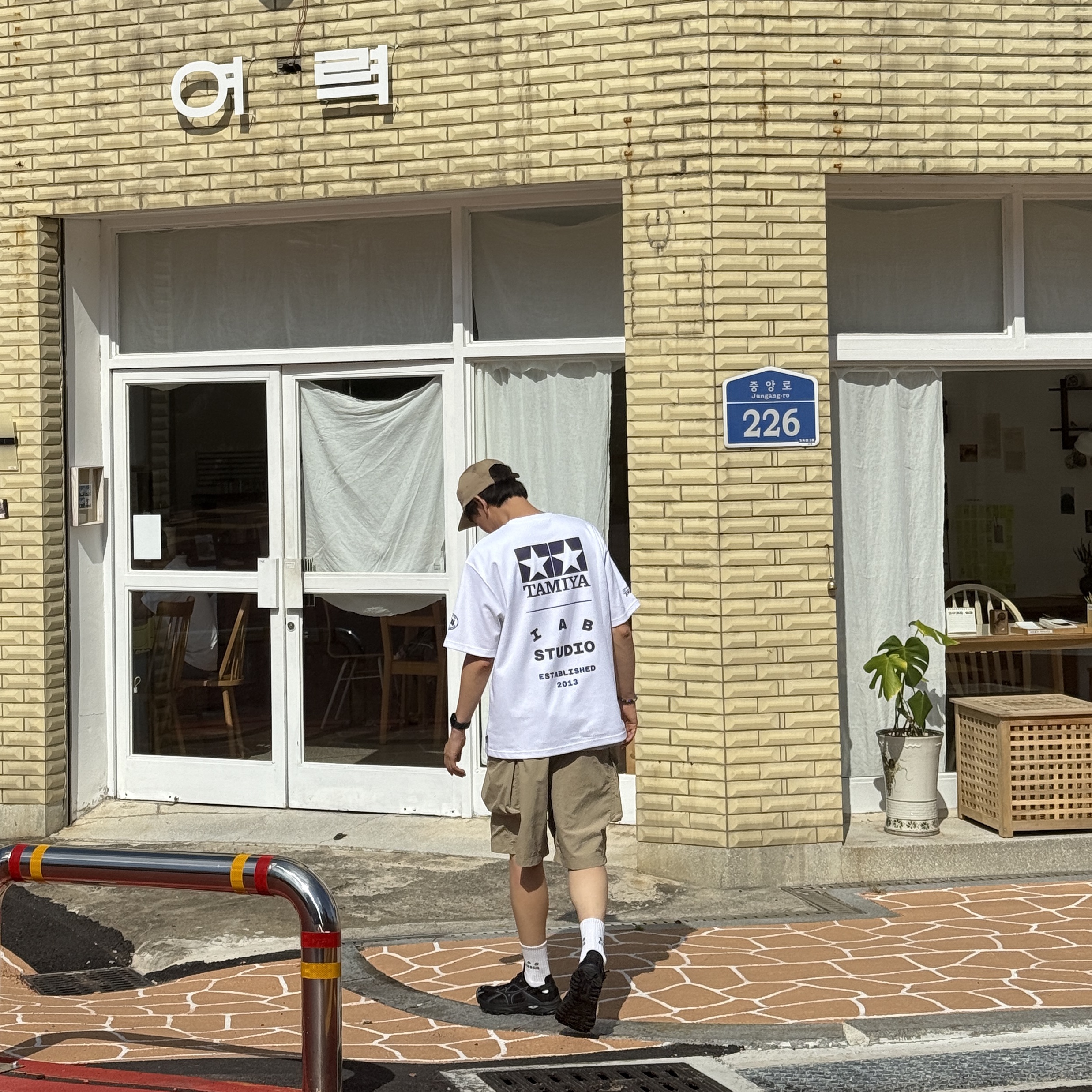 IAB Studio x Tamiya IAB Comets T-Shirt White, Mizuno Racer Trail SE Black 착용 스타일 - 1