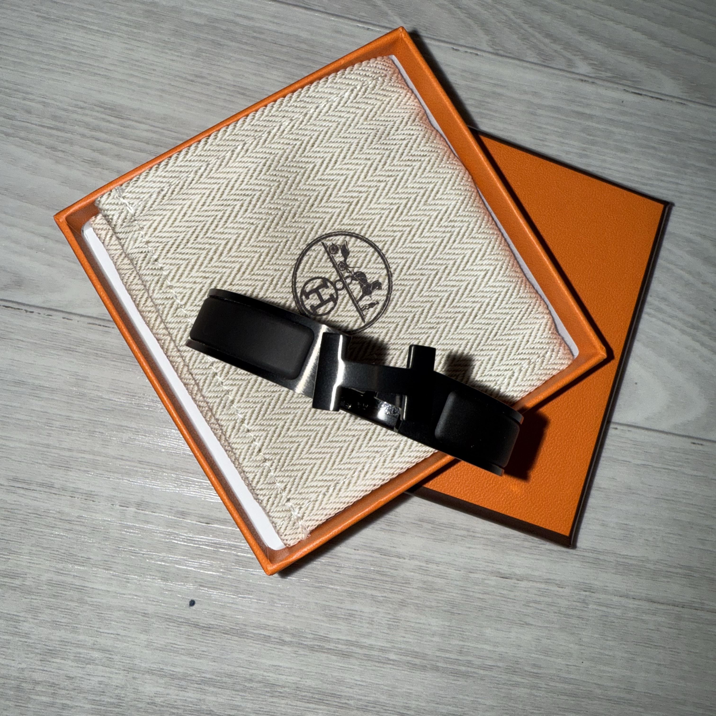 Hermes Clic HH Bracelet So Black & Noir Mat 착용 스타일 - 2