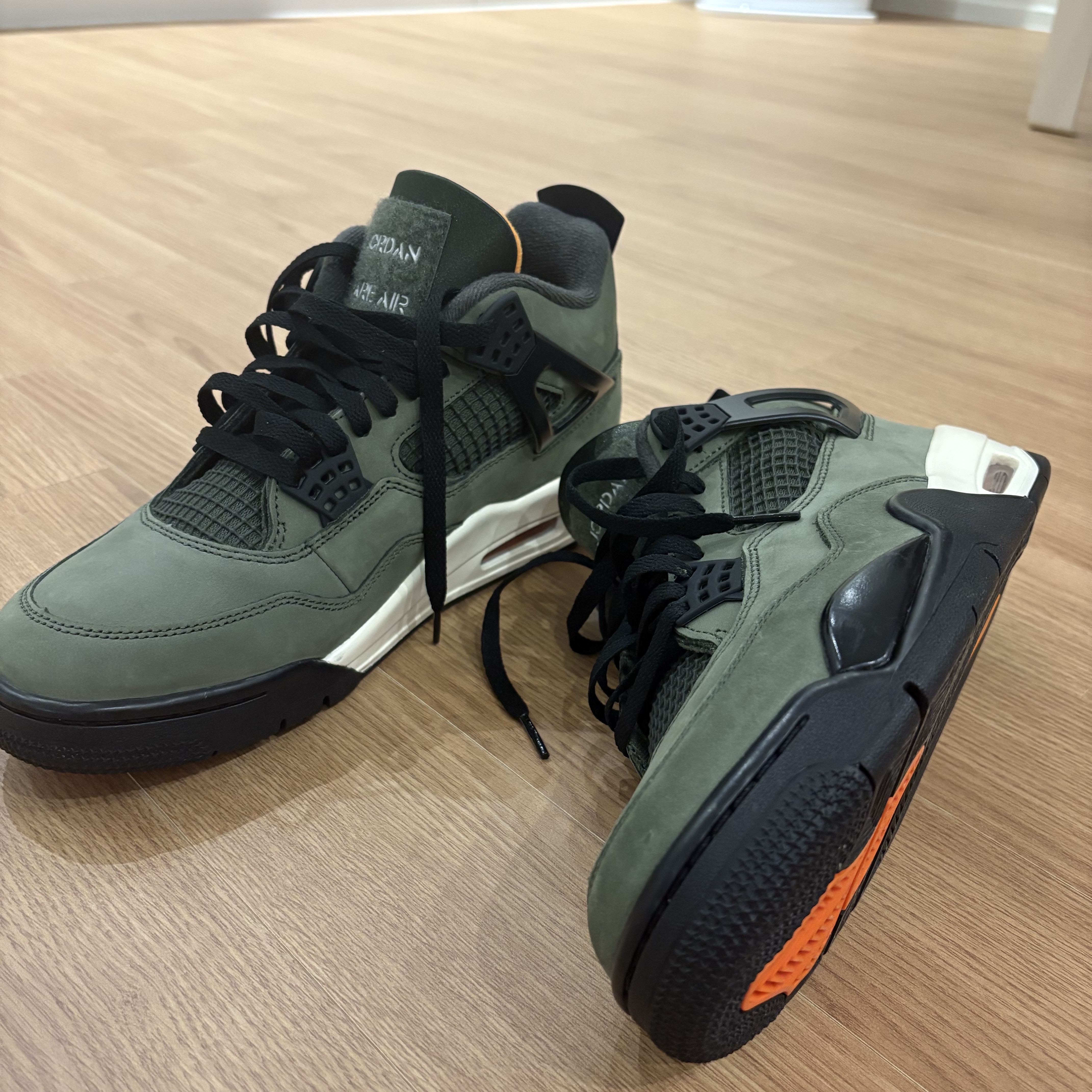Jordan 4 x Undefeated Retro OG SP Deep Green and Clementine 착용 스타일