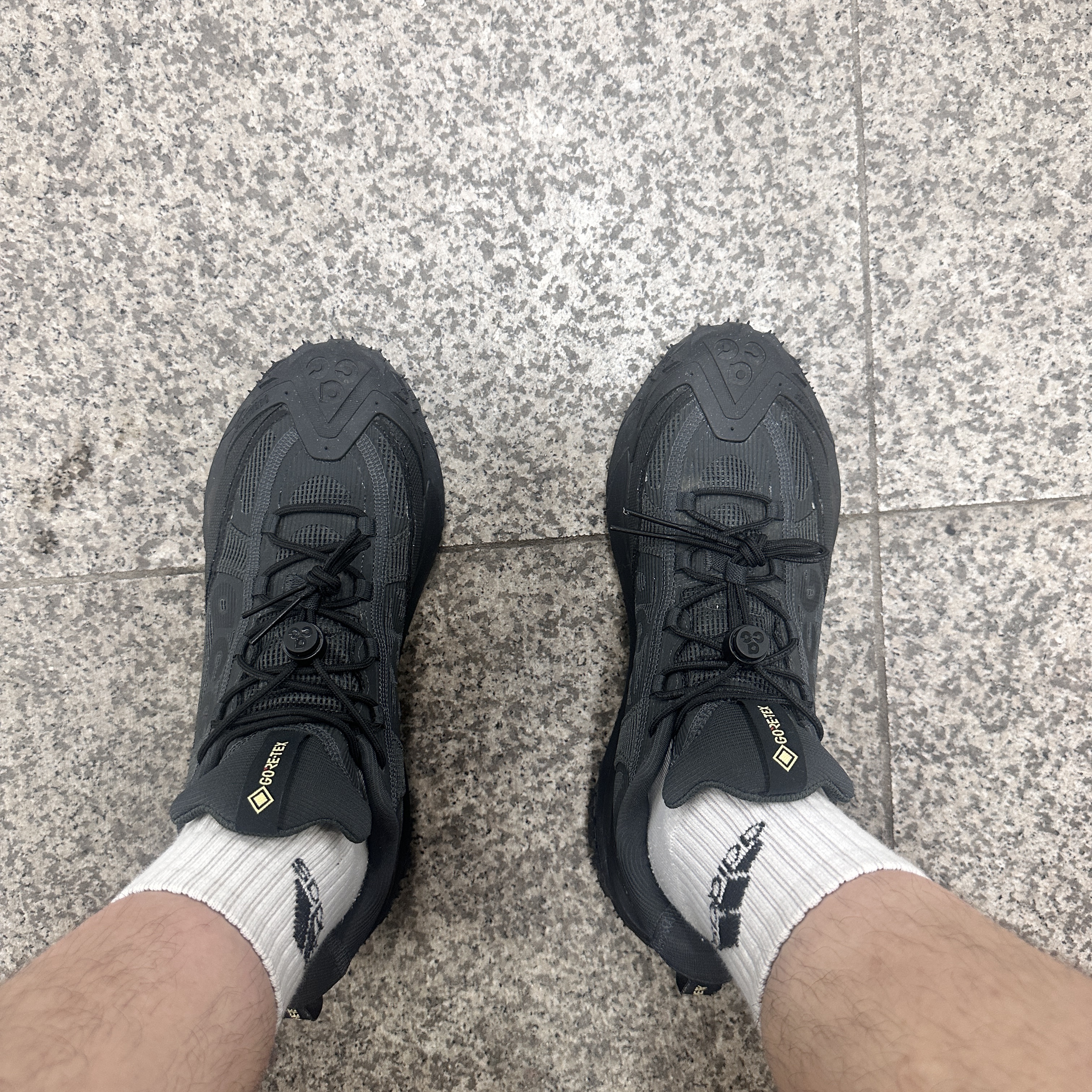 Nike ACG Mountain Fly 2 Low Gore-Tex Black and Dark Smoke Grey 착용 스타일