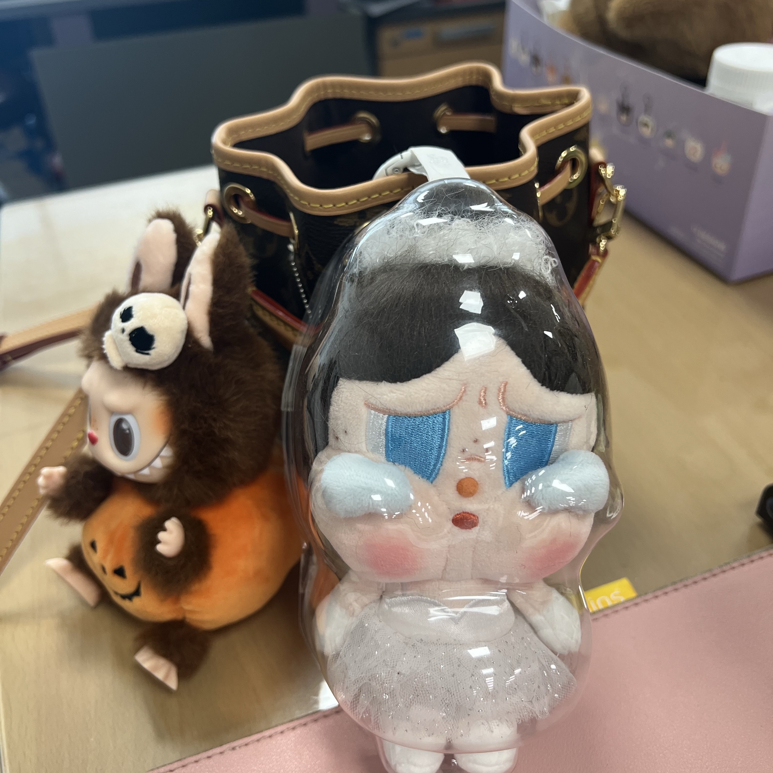 Pop Mart Crybaby Shiny Shiny Series Plush Pedant Blister Pack 착용 스타일