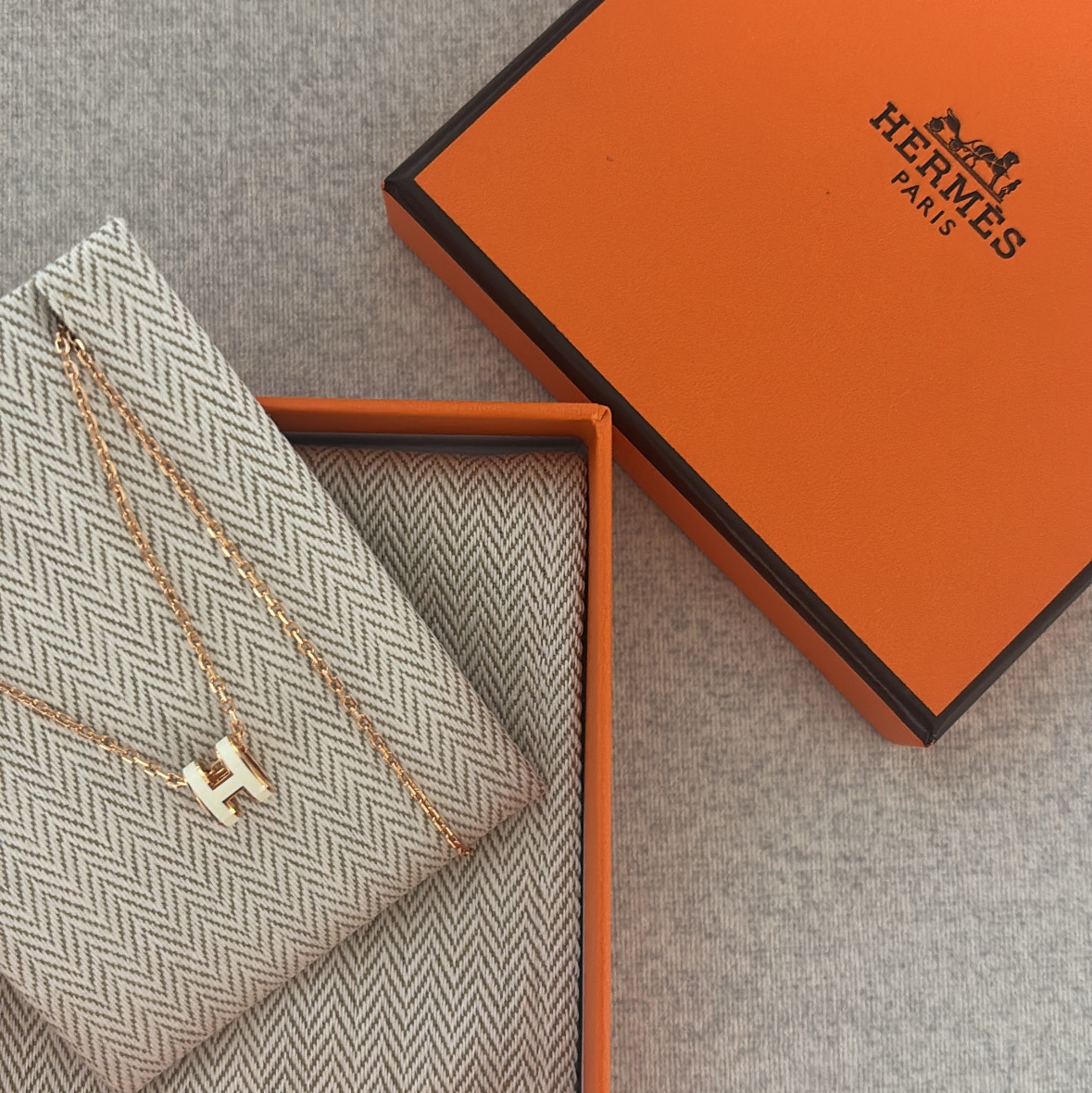 (W) Hermes Mini Pop H Pendant Rose Gold & Blanc 착용 스타일