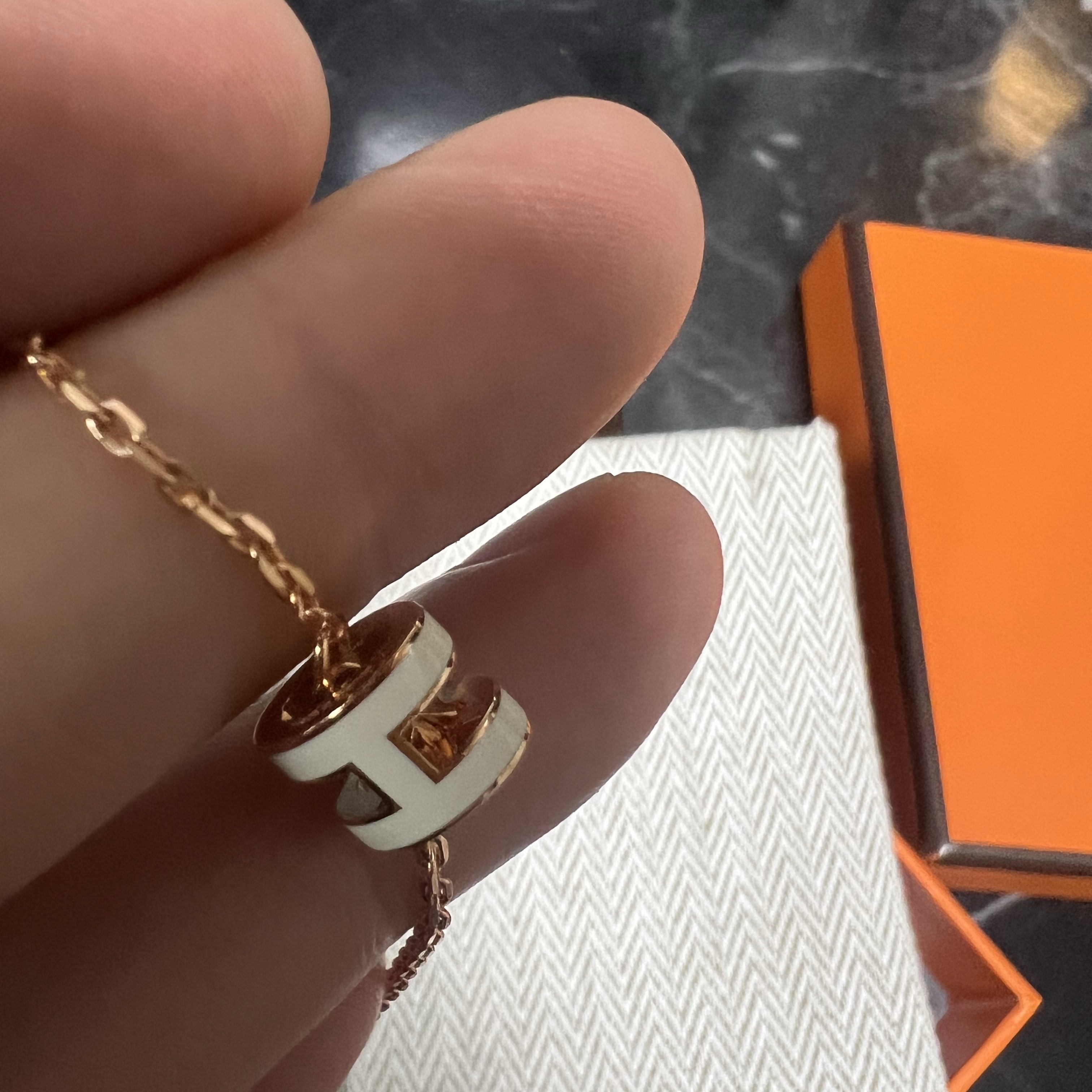 (W) Hermes Mini Pop H Pendant Rose Gold & Blanc 착용 스타일 - 1